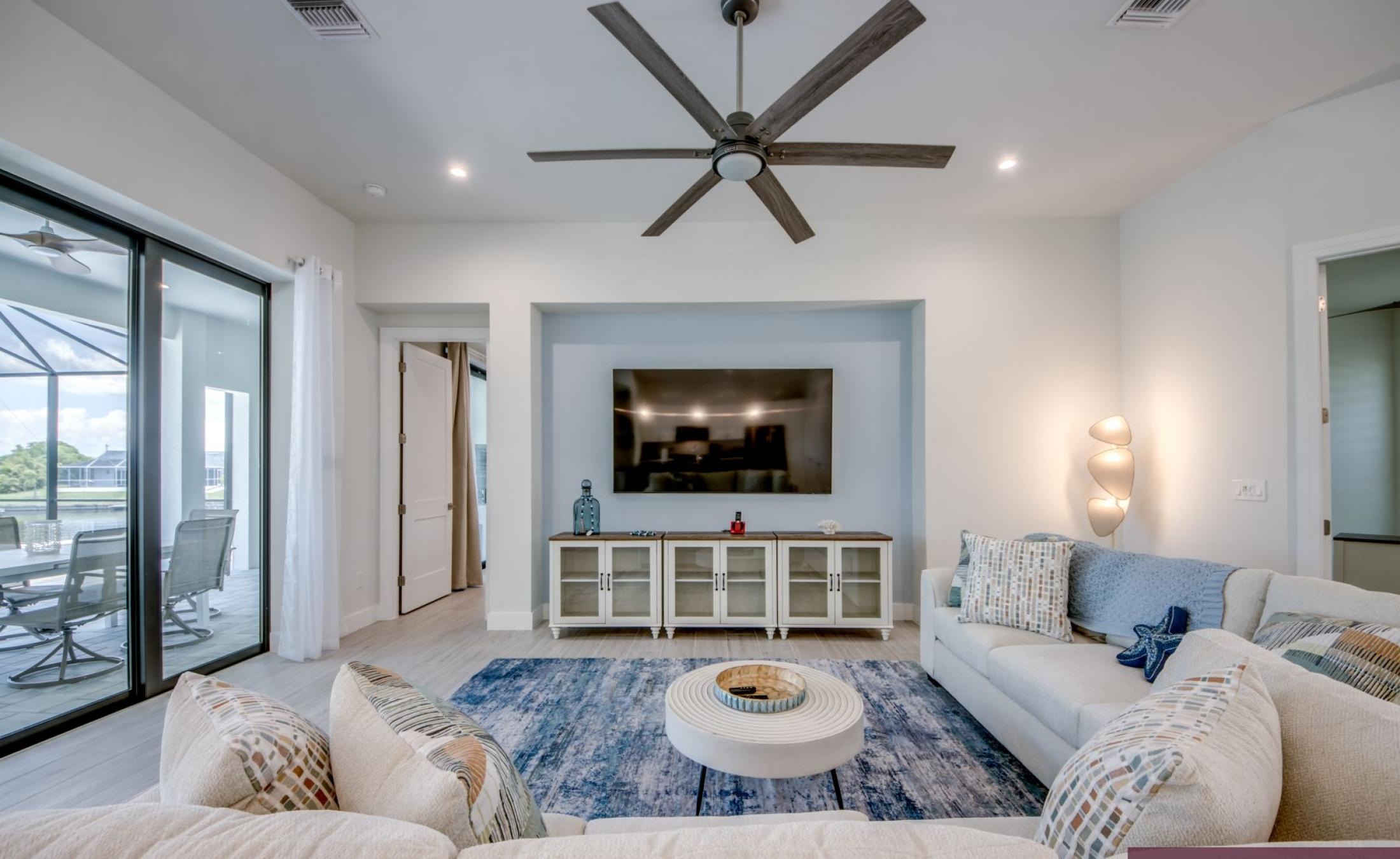 Pooldeck mit beheiztem Pool und Spa am Wasser, mit privatem Bootsdock.