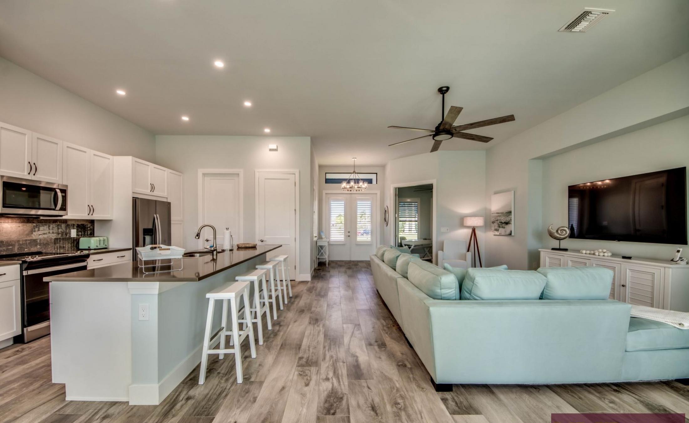 Elektrisch beheizter Pool mit Spa und Blick auf den Kanal.