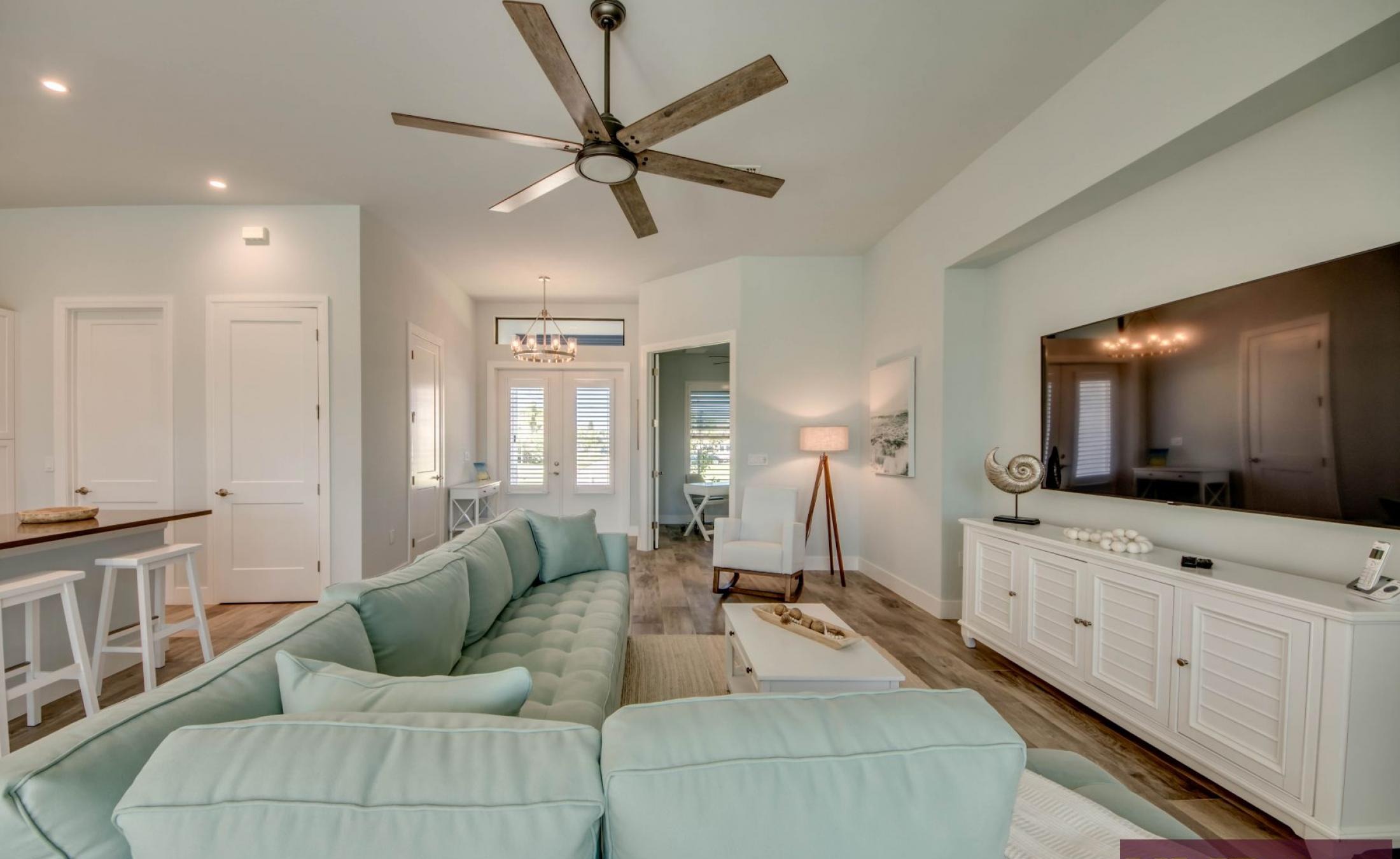 Privater Bootssteg mit Bootslift am Kanal.