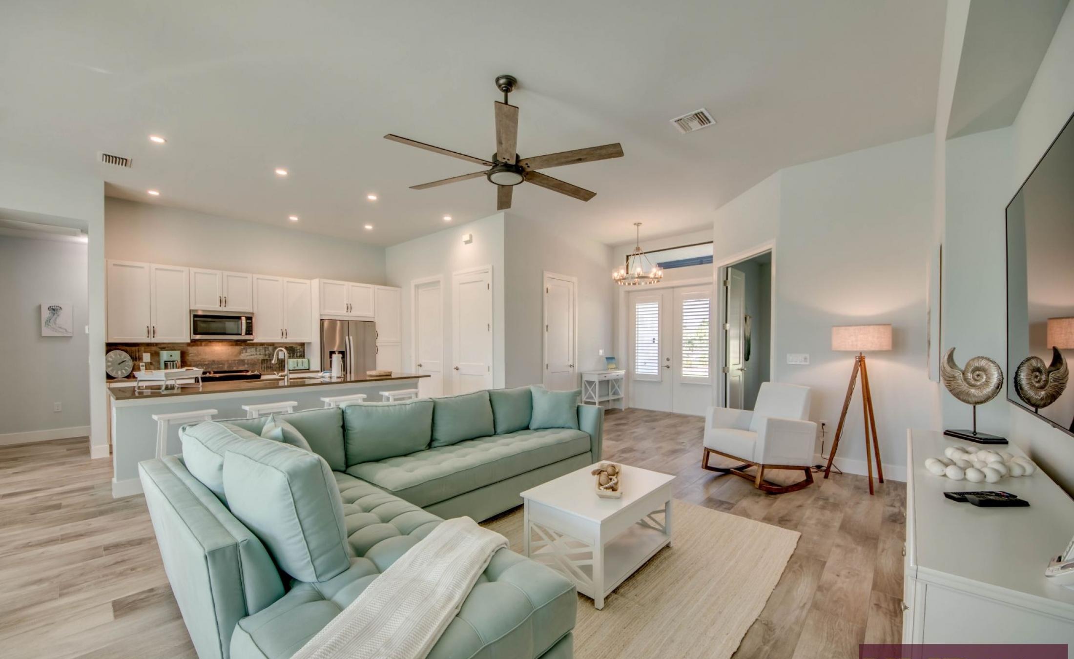 Elektrisch beheizter Pool mit Spa und Blick auf den Kanal mit privatem Bootsdock.