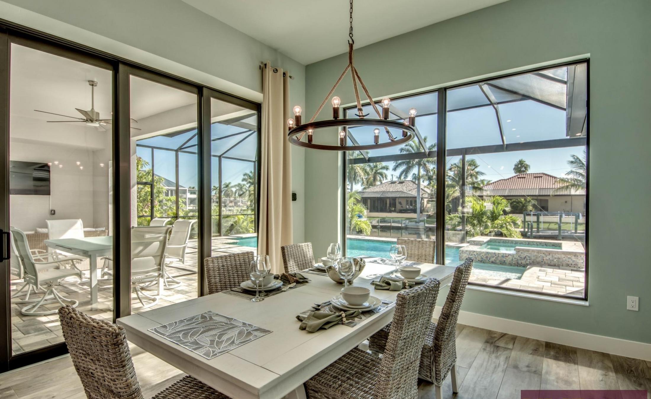 Privater Bootsdock mit Bootslift am Kanal.