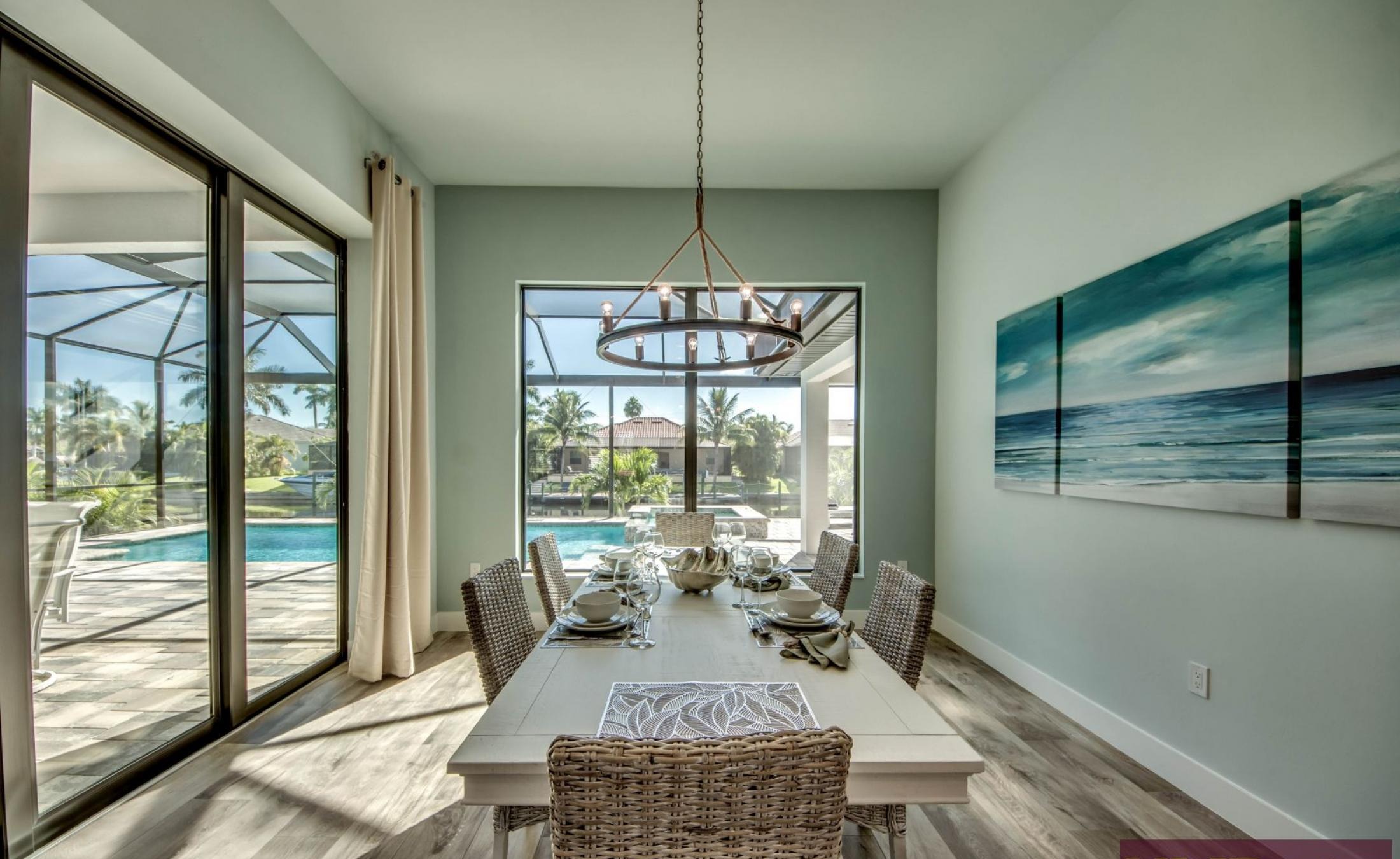 Privater Bootssteg am Kanal mit Bootslift, Pool und Spa.