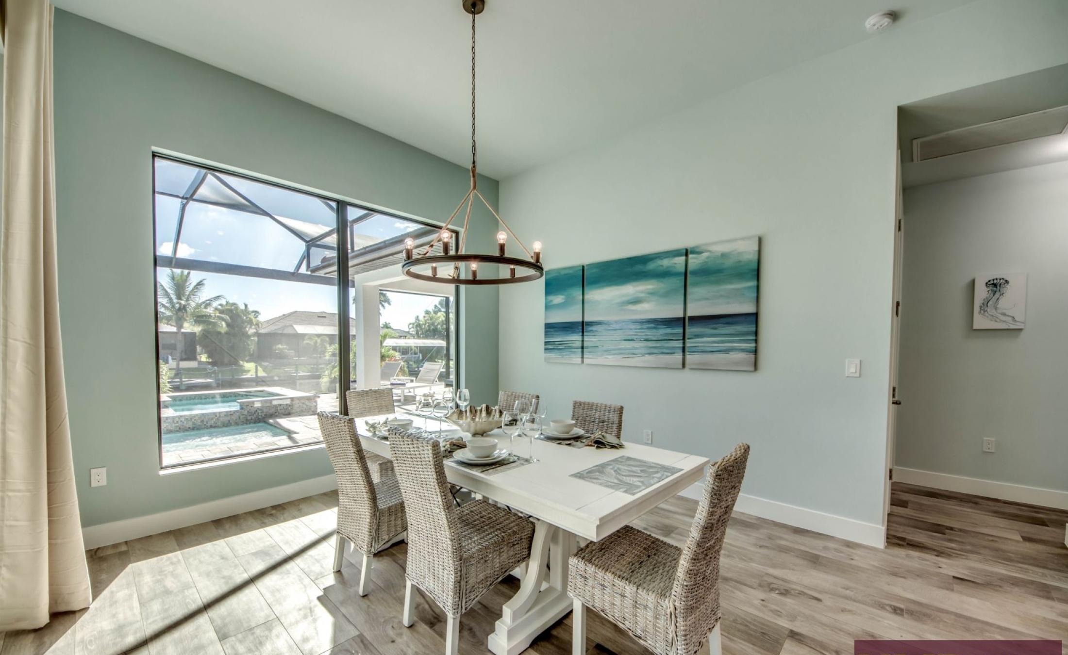 Elektrisch beheizter Pool mit Spa und Blick auf den Kanal