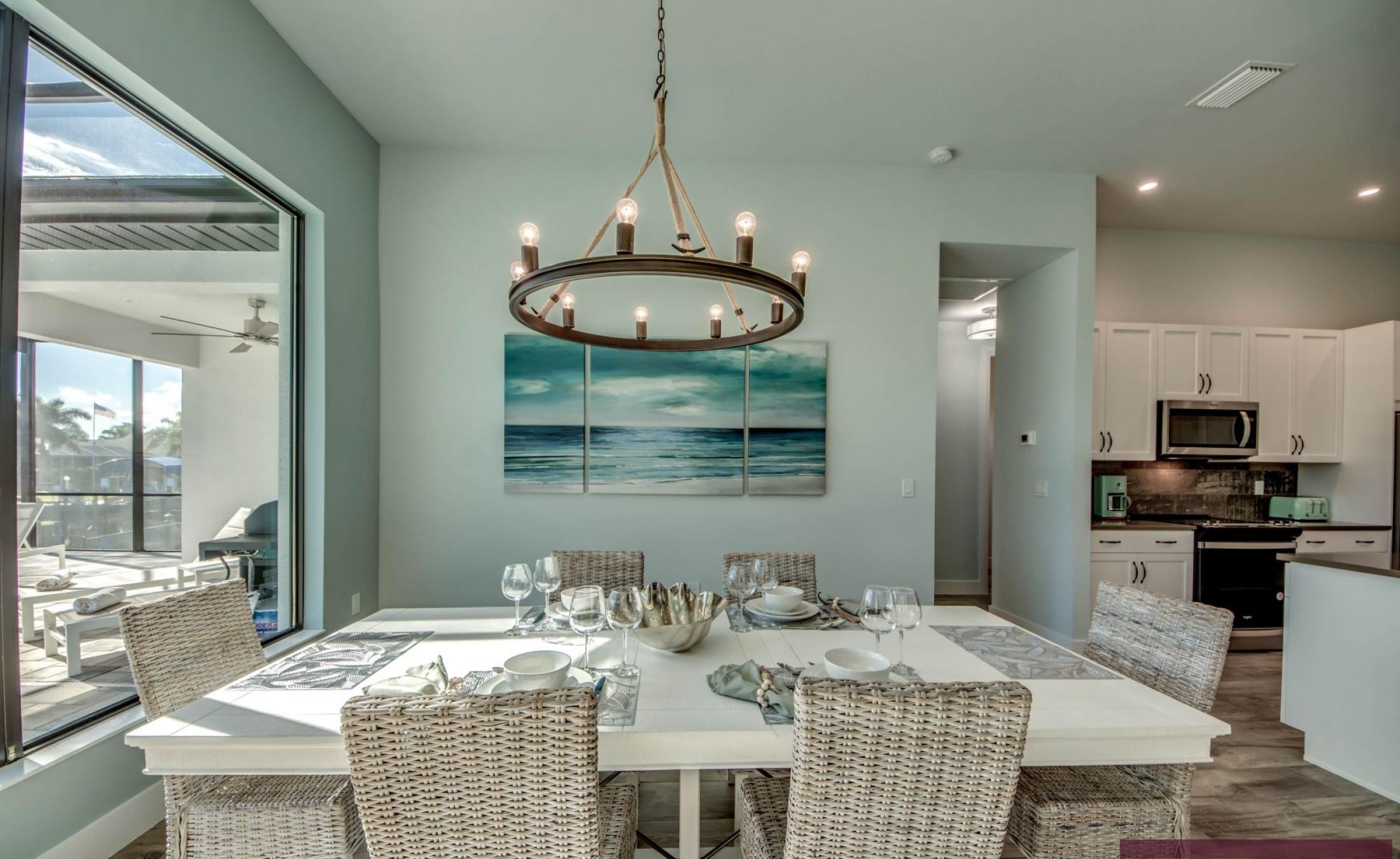 Elektrisch beheizter Pool mit Spa und Blick auf den Kanal