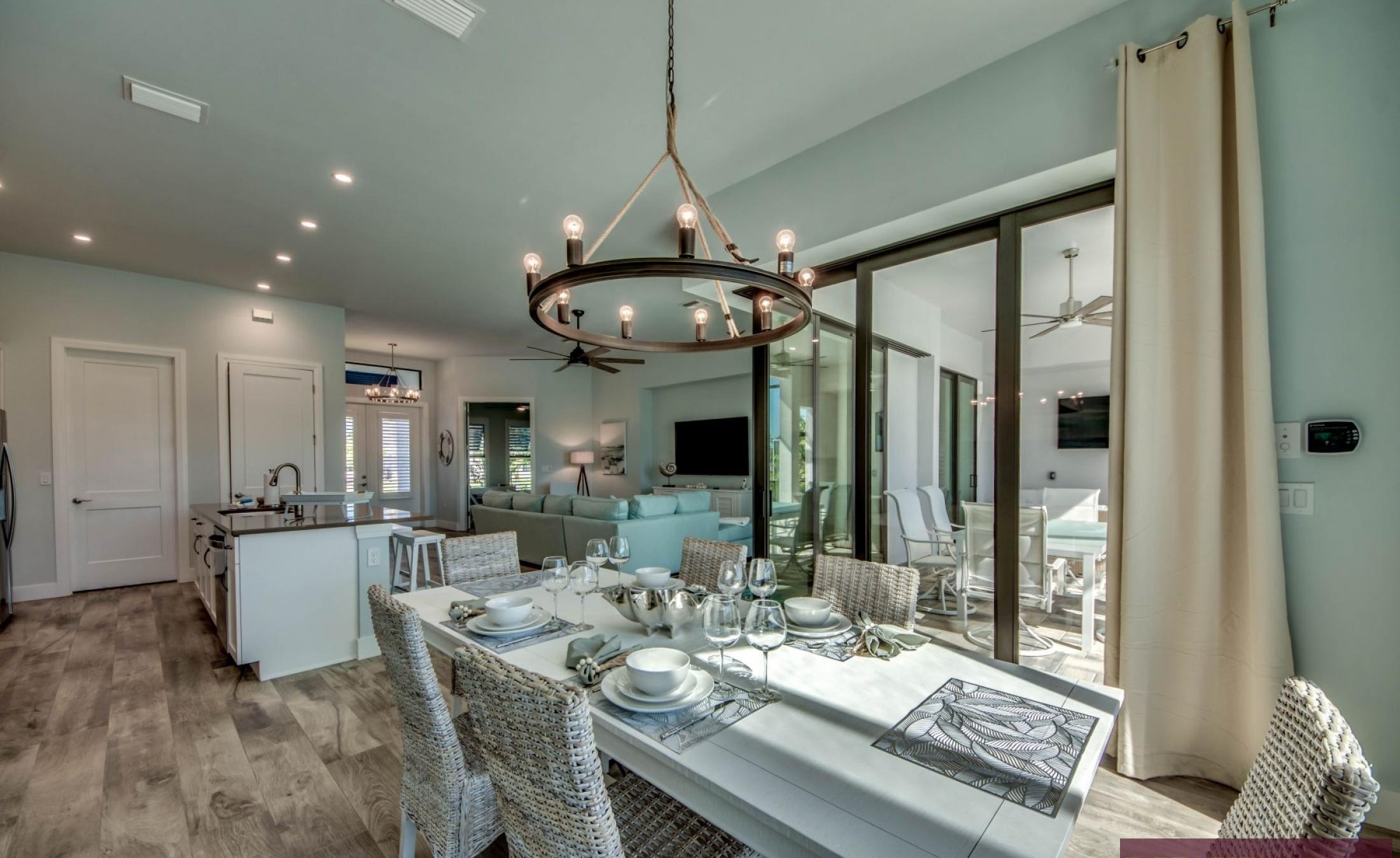 Elektrisch beheizter Pool mit Spa und Bootsdock am Kanal