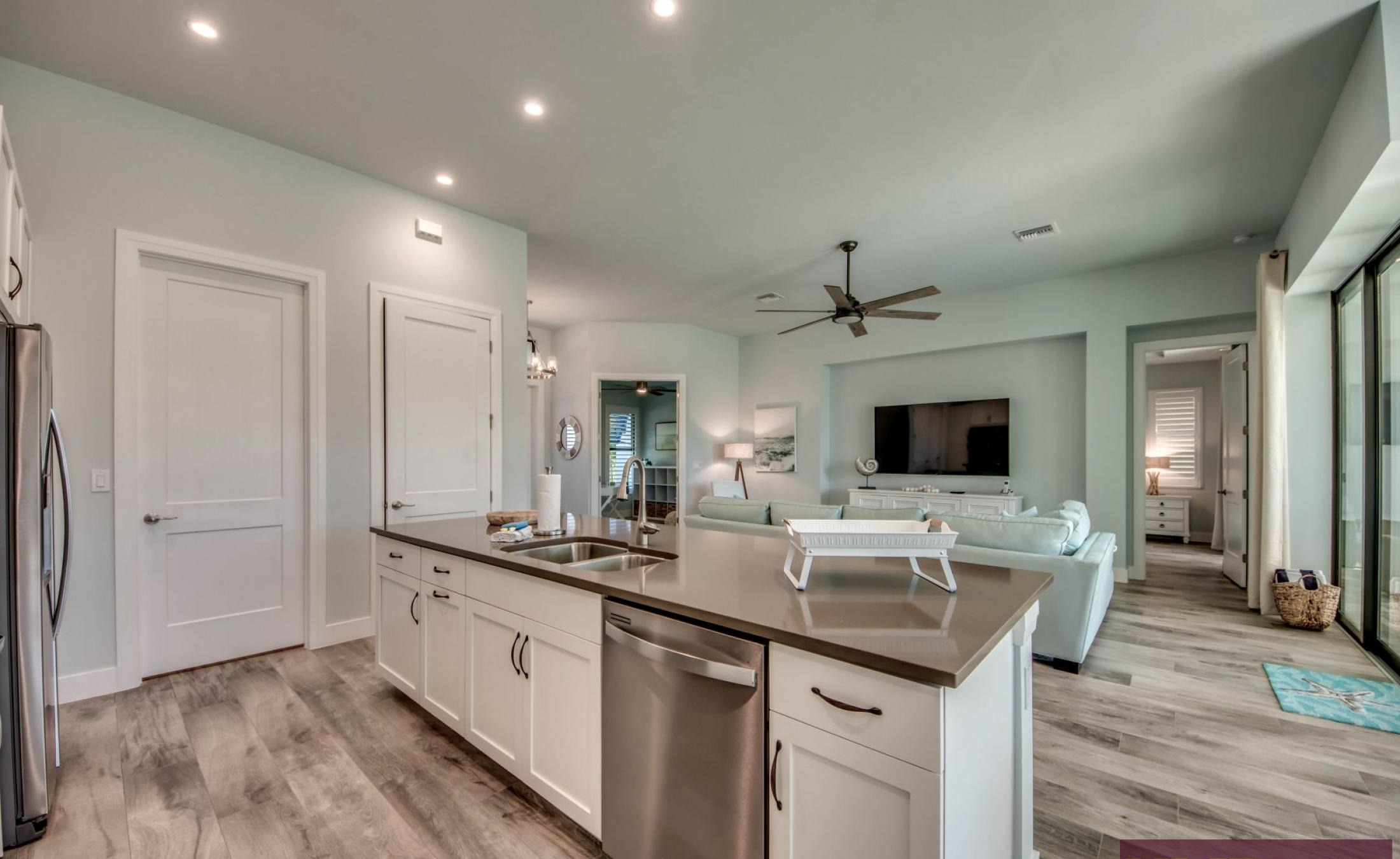 Außenbereich am Kanal mit privatem Bootsdock und Poolanlage.