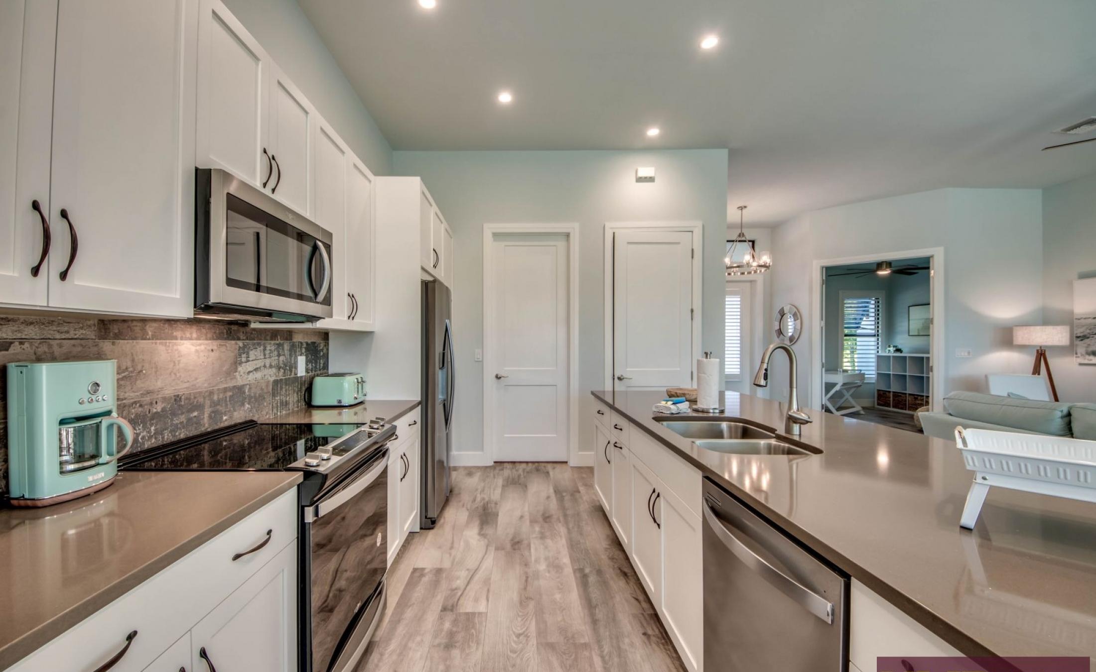 Elektrisch beheizter Pool mit Spa und privatem Bootsdock am Kanal.