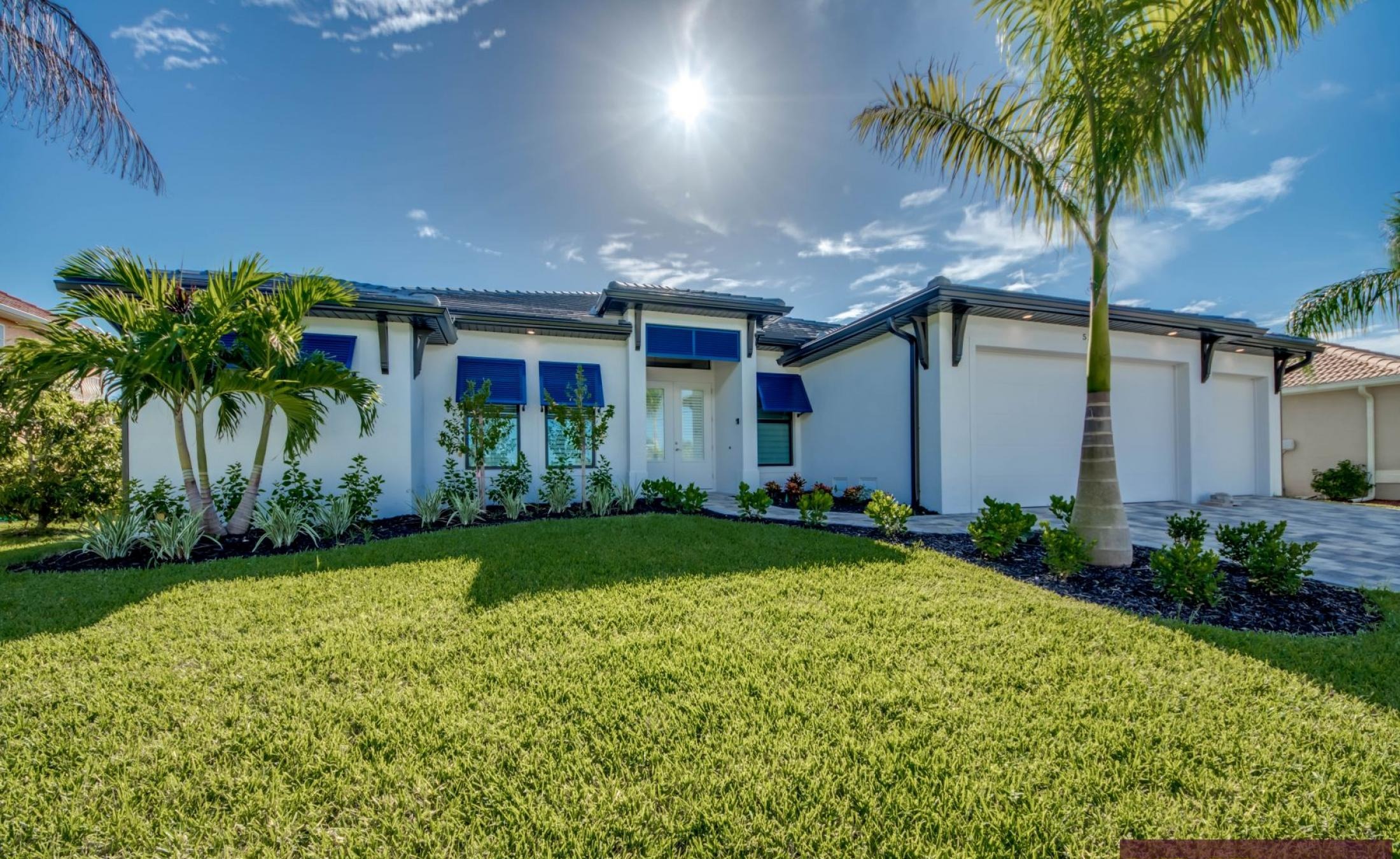 Außenansicht mit Pool, Spa und Bootsdock am Kanal