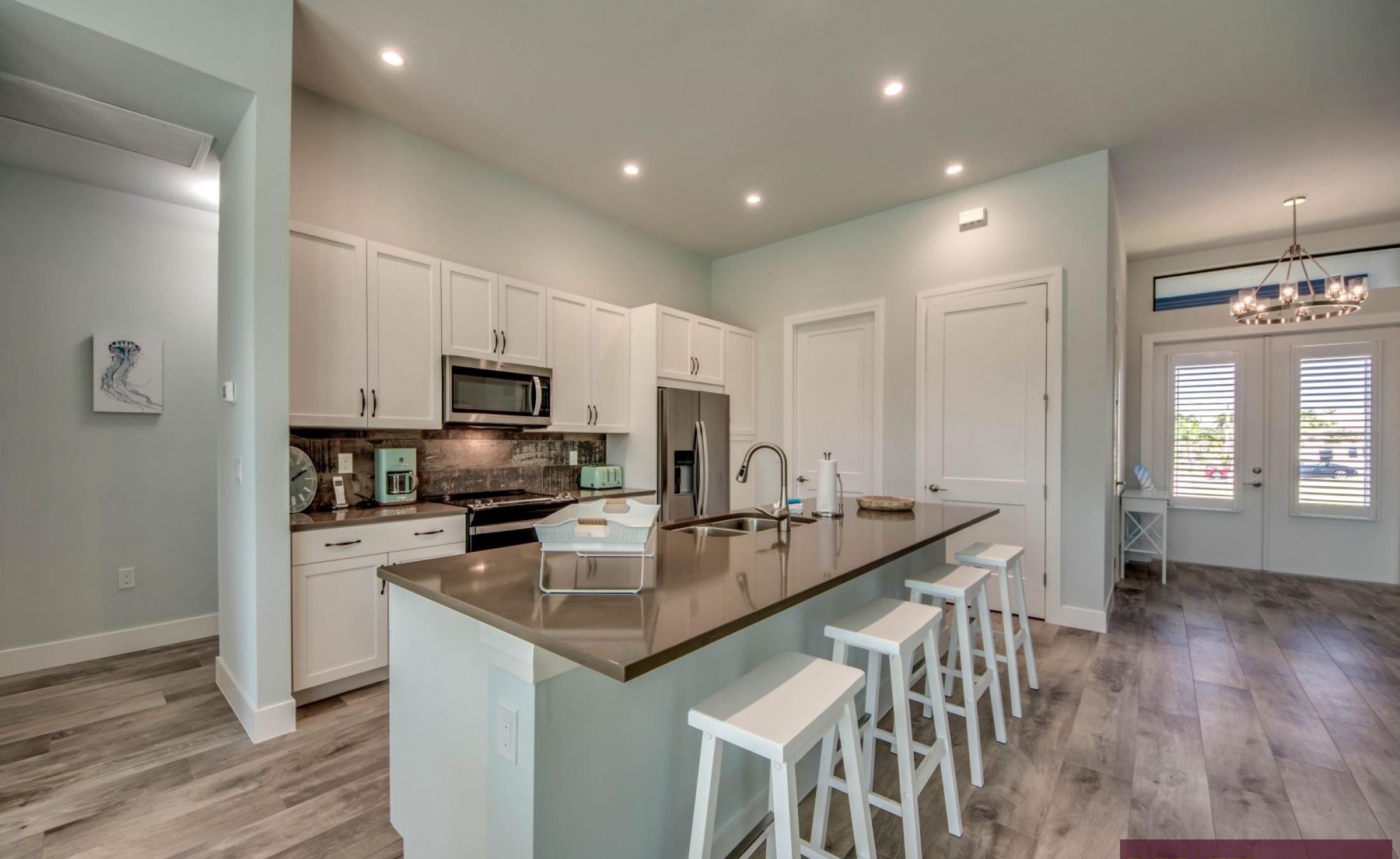 Außenbereich am Kanal mit privatem Bootsdock, Pool und Spa.