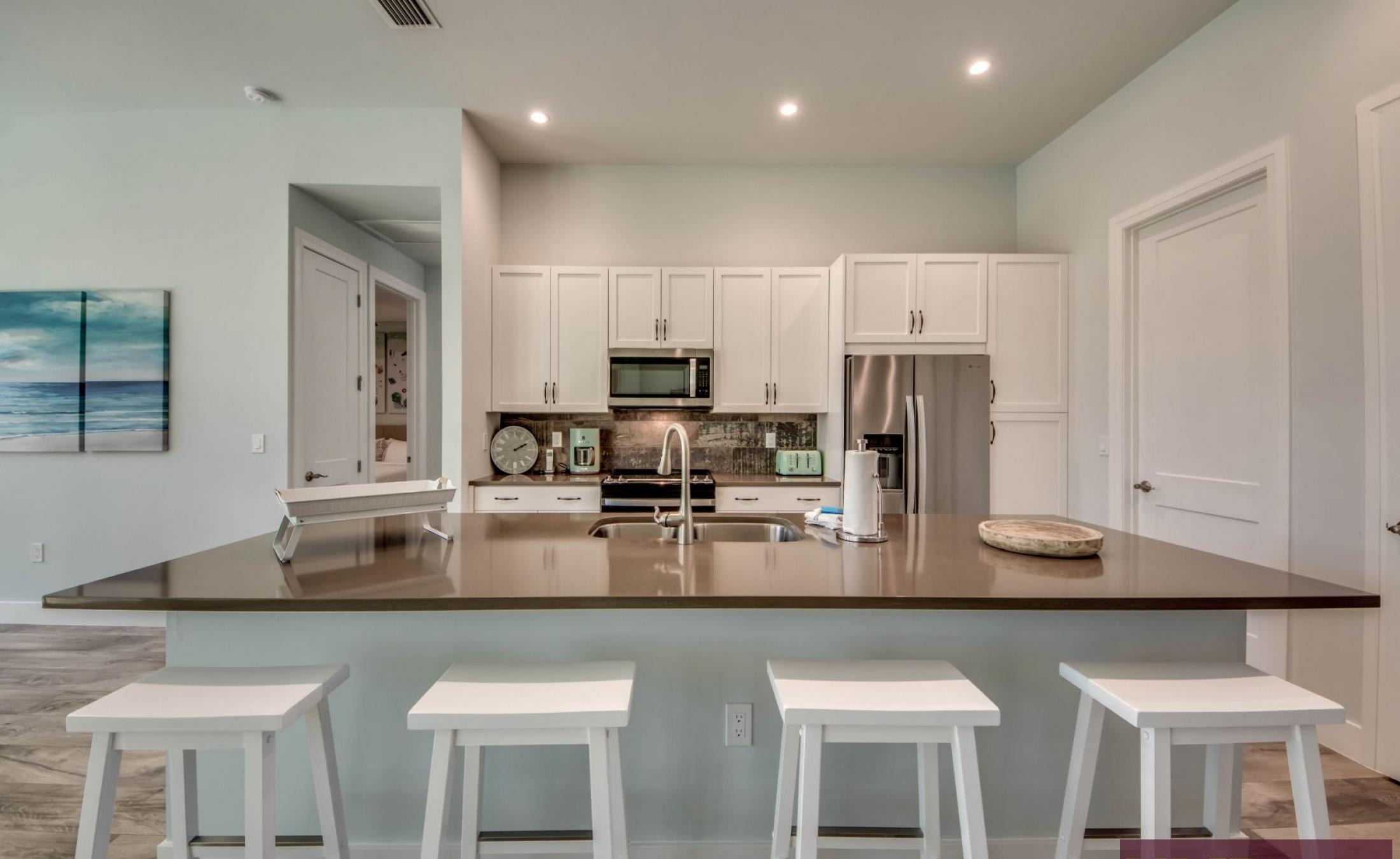 Elektrisch beheizter Pool mit Spa und Blick auf den Kanal