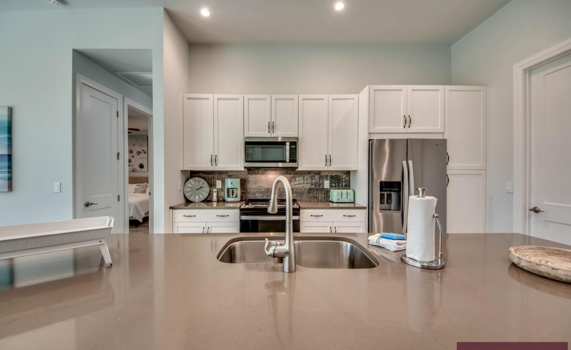 Elektrisch beheizter Pool mit Spa und Blick auf den Kanal mit Bootsdock.