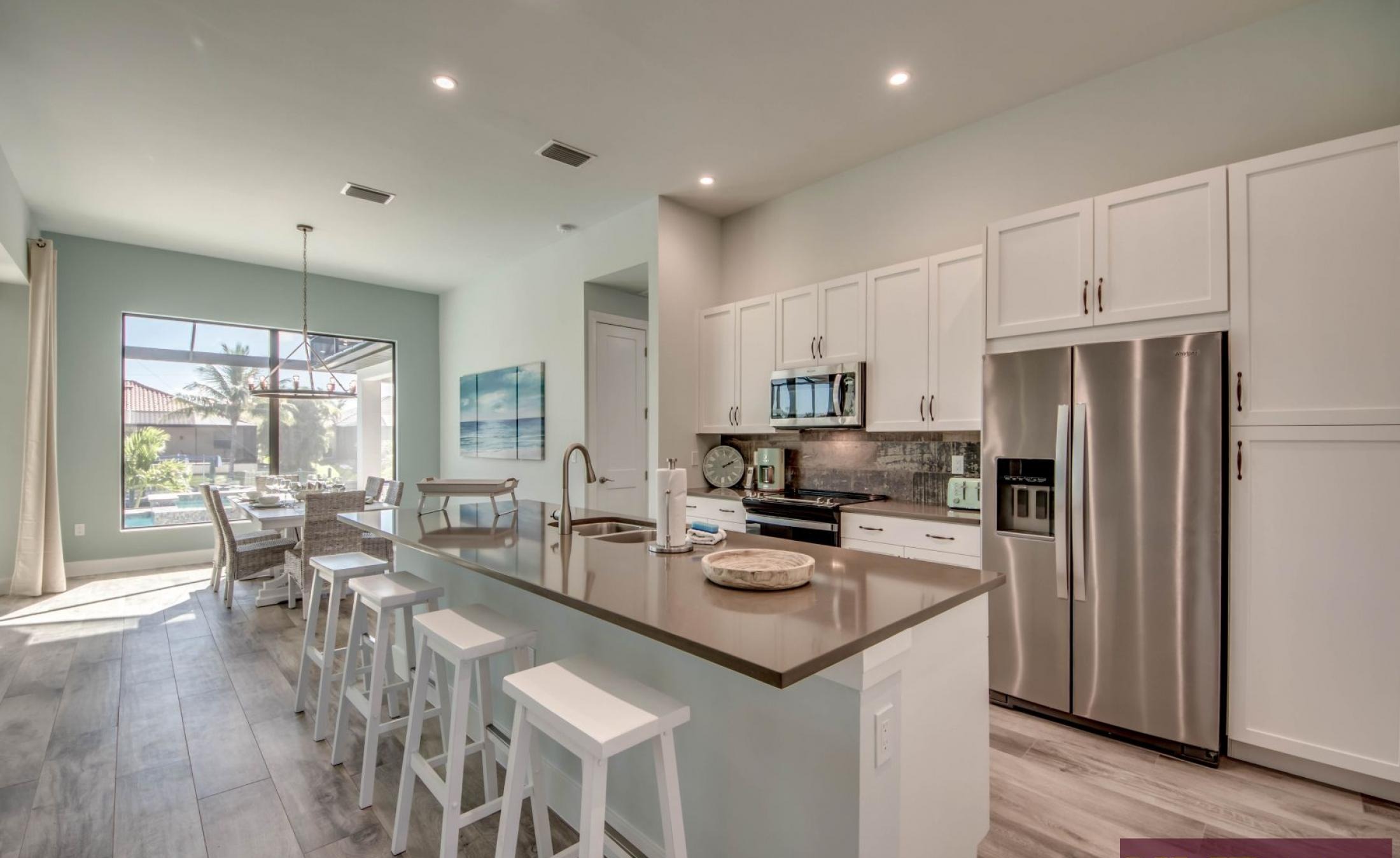 Blick auf den Kanal mit privatem Bootsdock und Bootslift.