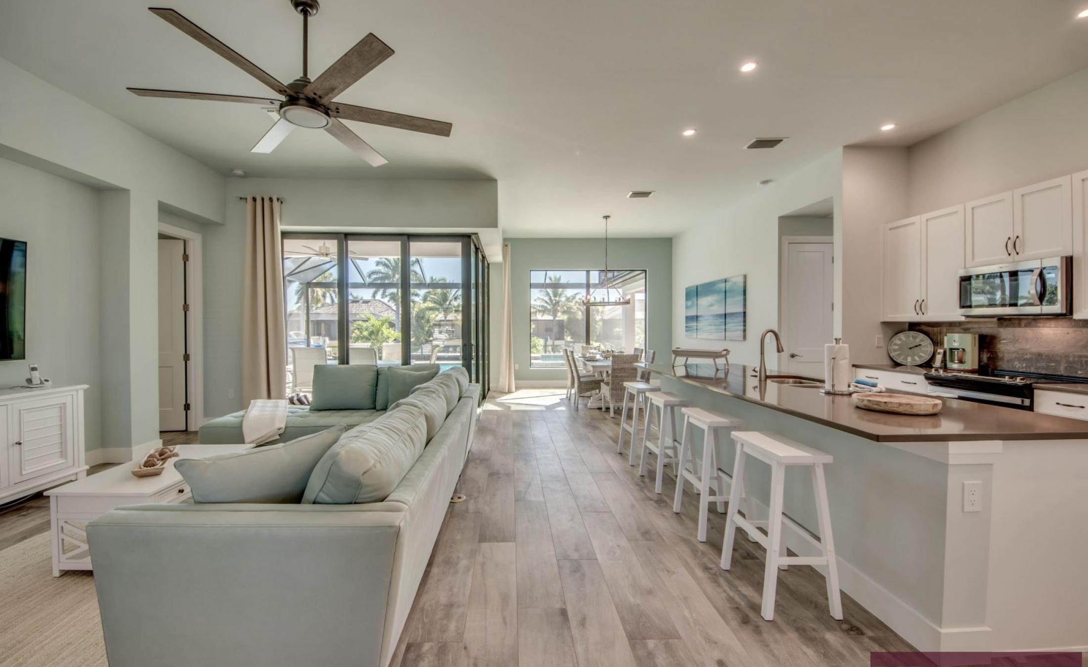 Elektrisch beheizter Pool mit Spa und Blick auf den Kanal.