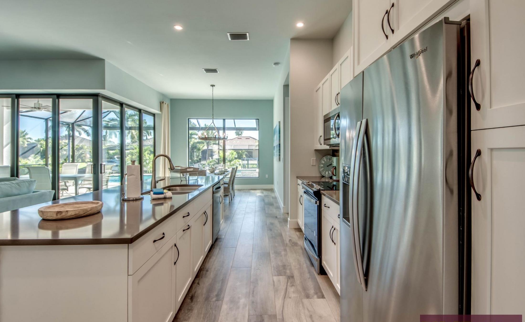 Privater Bootsdock mit Bootslift am Kanal.