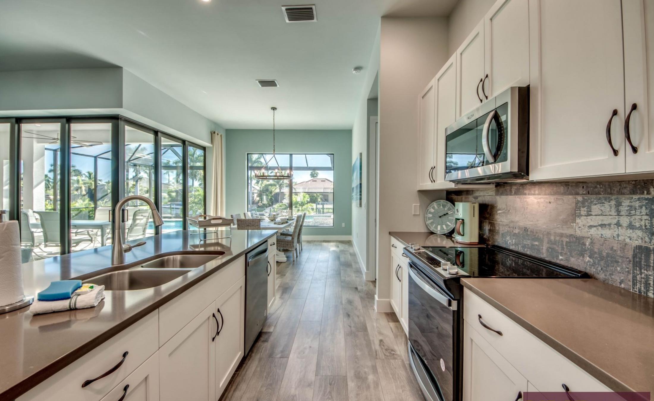 Privater Bootsdock mit Bootslift am Kanal