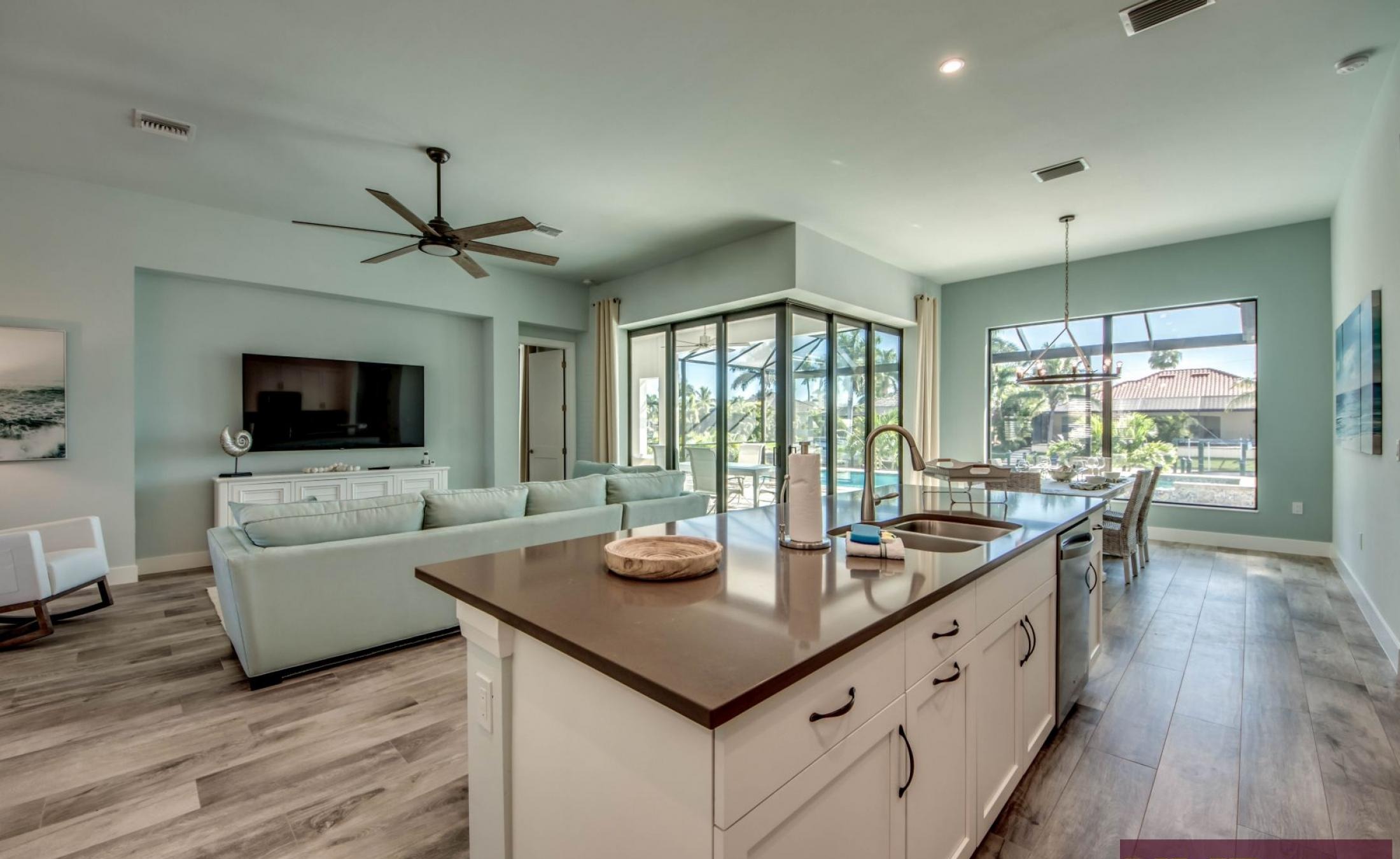 Privater Bootssteg am Kanal mit Bootslift.