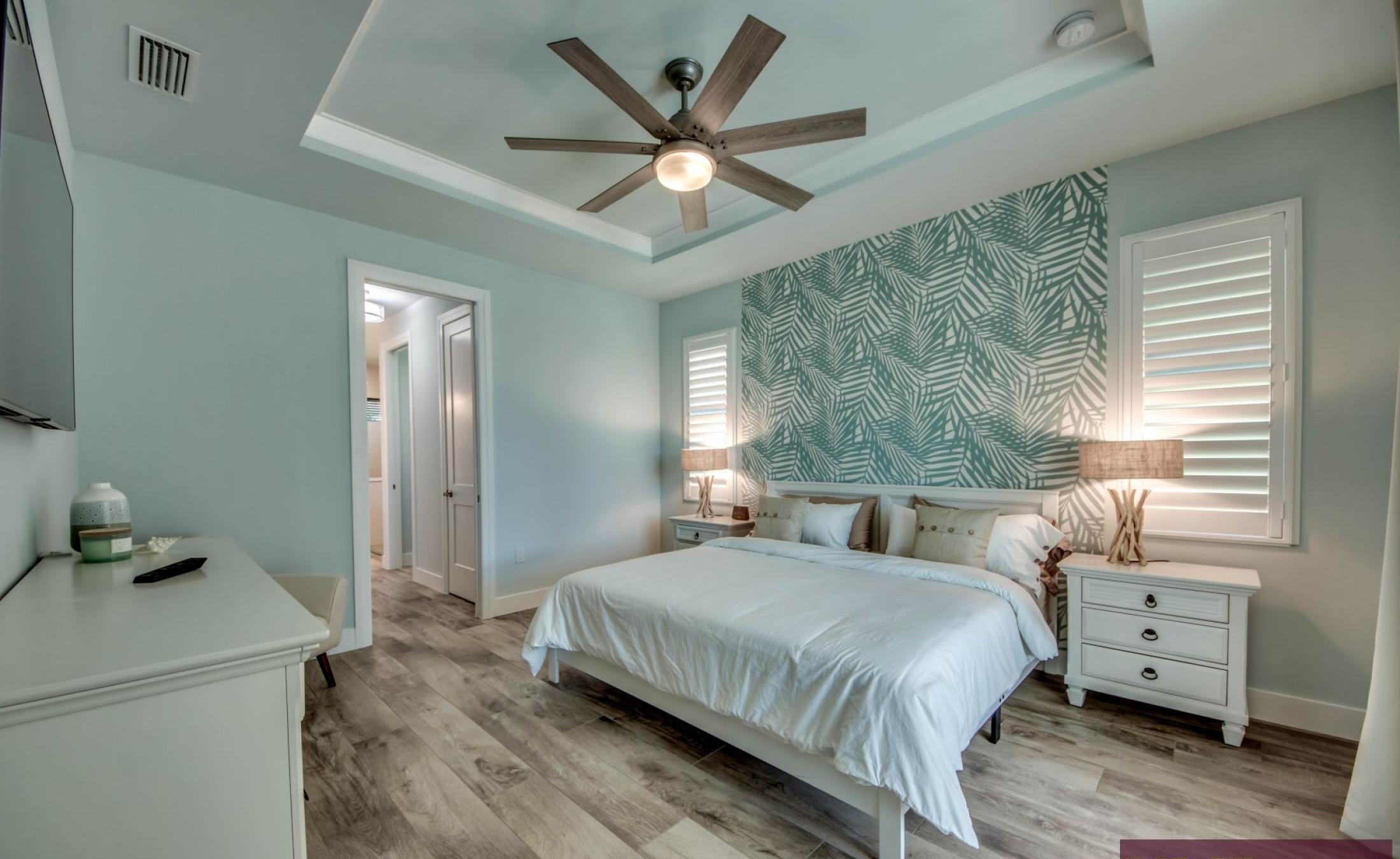 Privater Bootsdock am Kanal mit Bootslift.