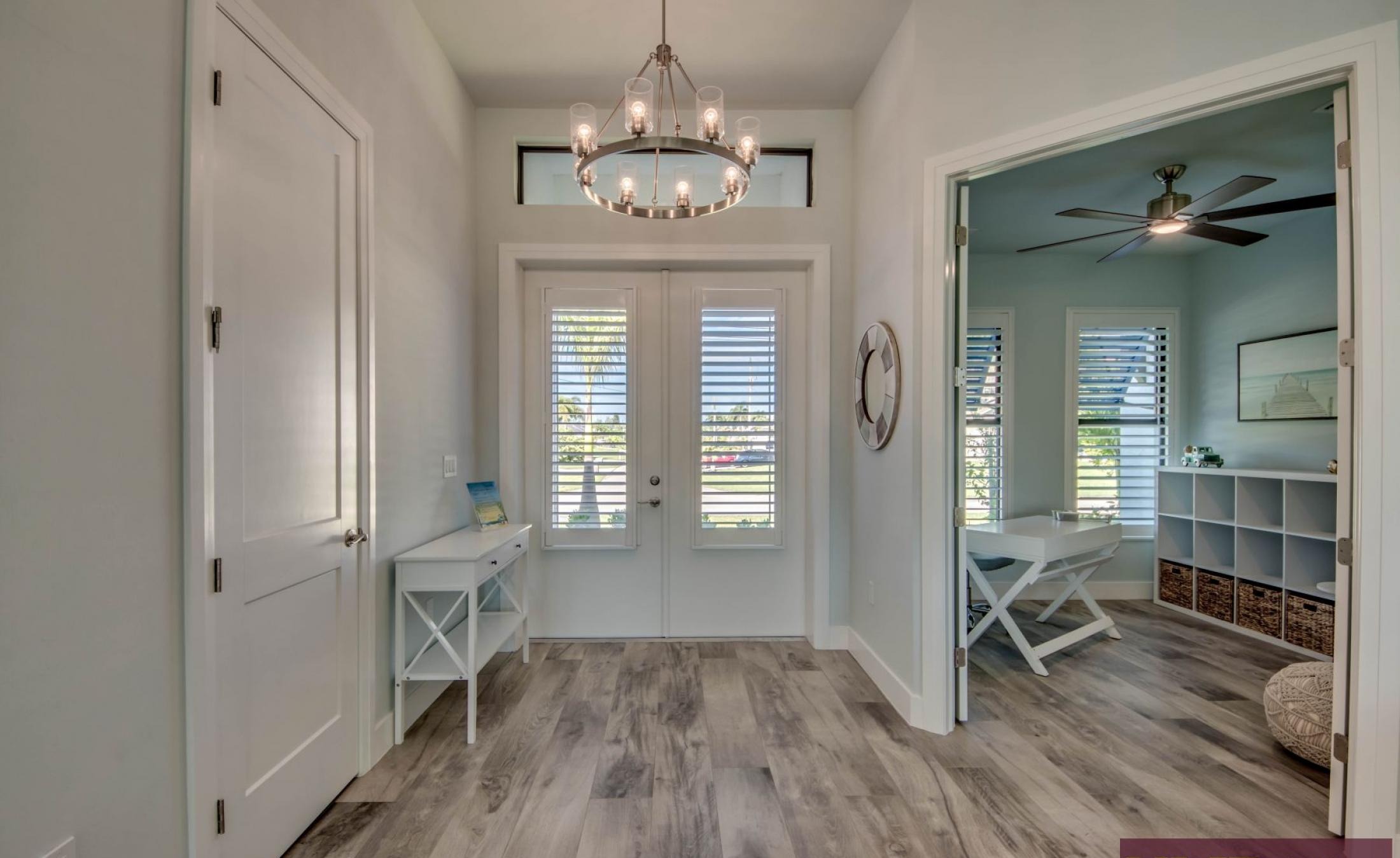 Privater Bootssteg mit Bootslift am Kanal.