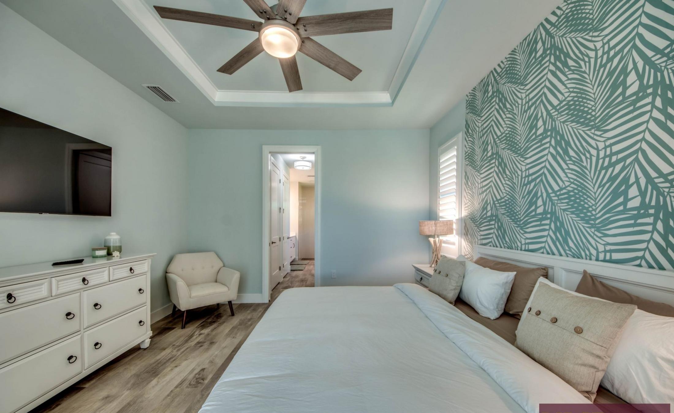 Privater Bootsdock mit Bootslift am Kanal