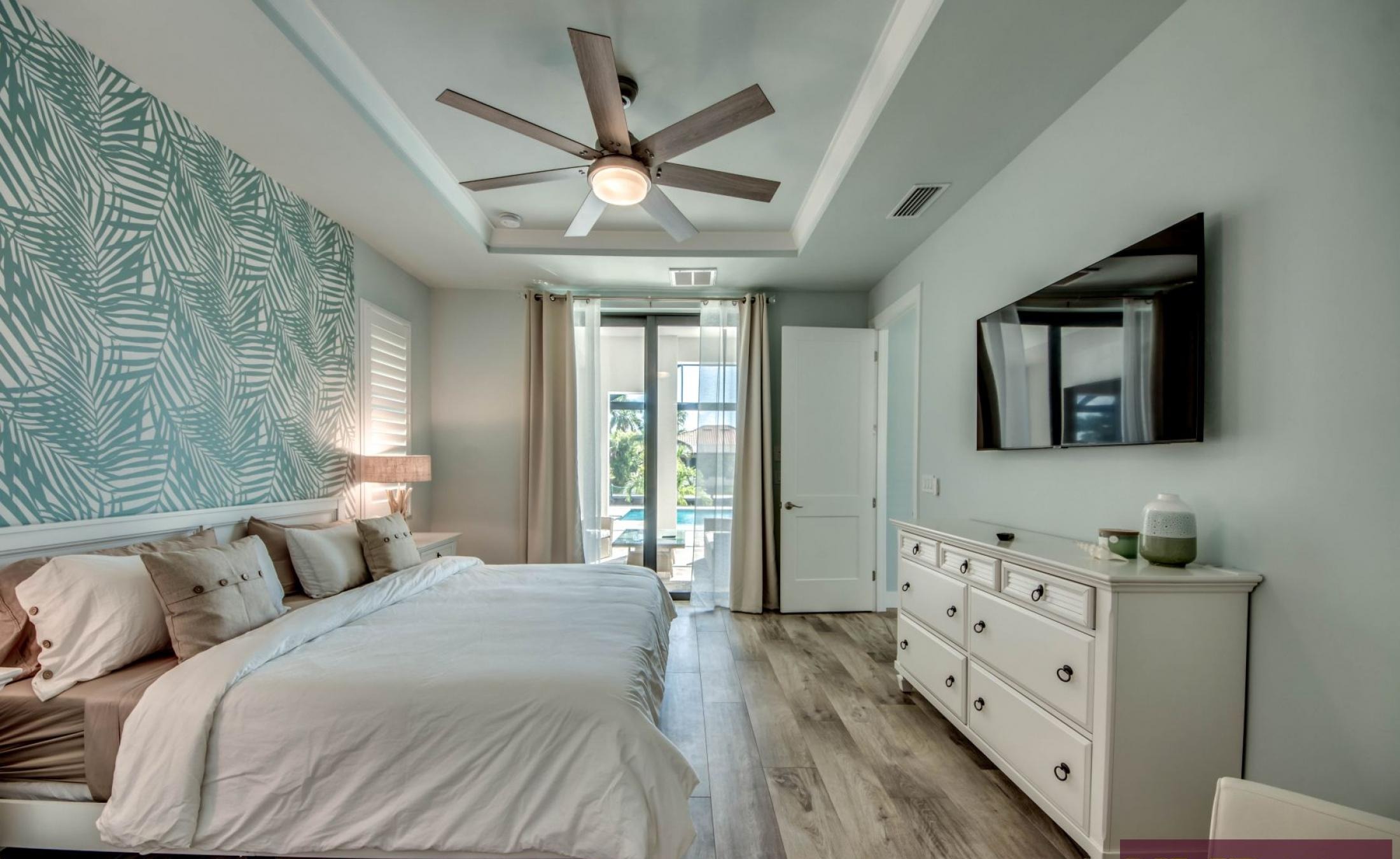 Exklusive Villa am Kanal mit privatem Bootsdock, Pool und Spa.