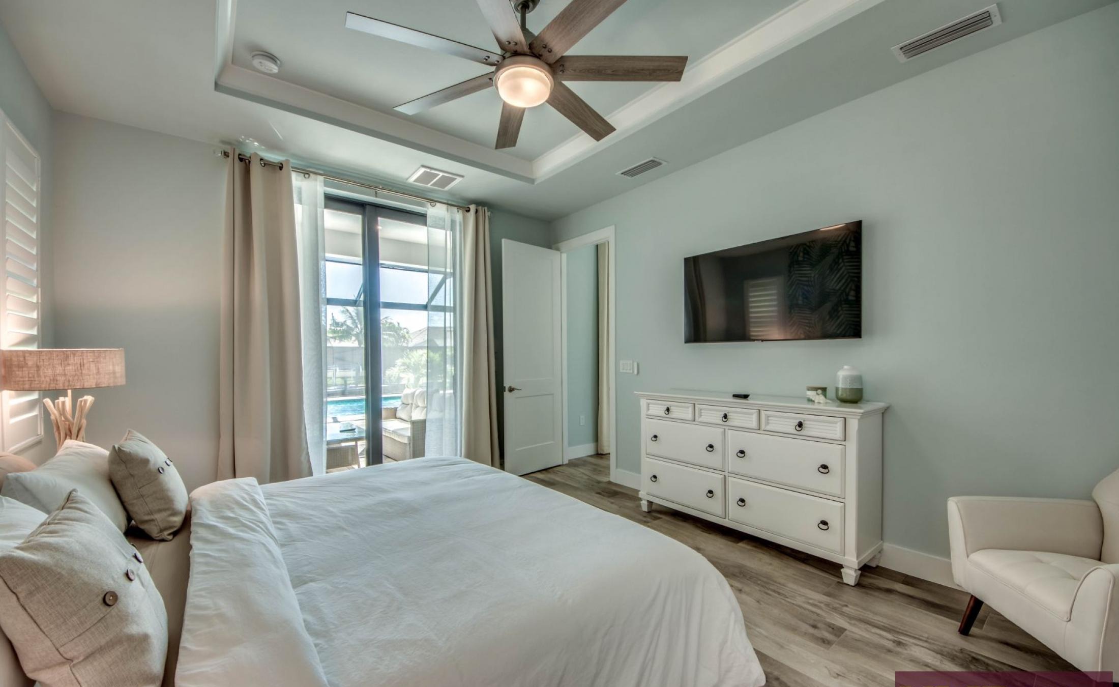 Elektrisch beheizter Pool mit Spa und Blick auf den Kanal mit Bootsdock.