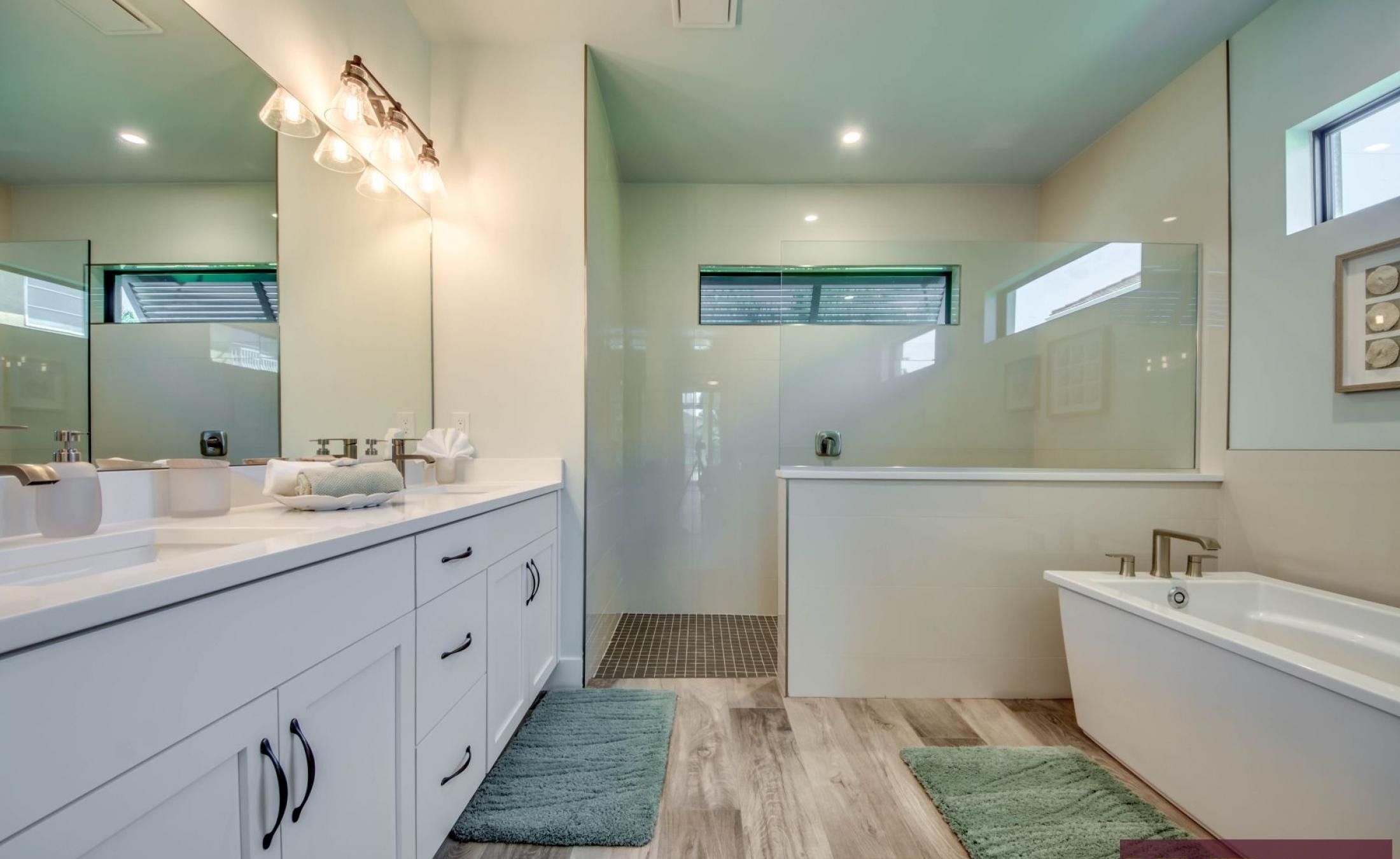 Außenbereich am Kanal mit privatem Bootsdock und Bootslift.