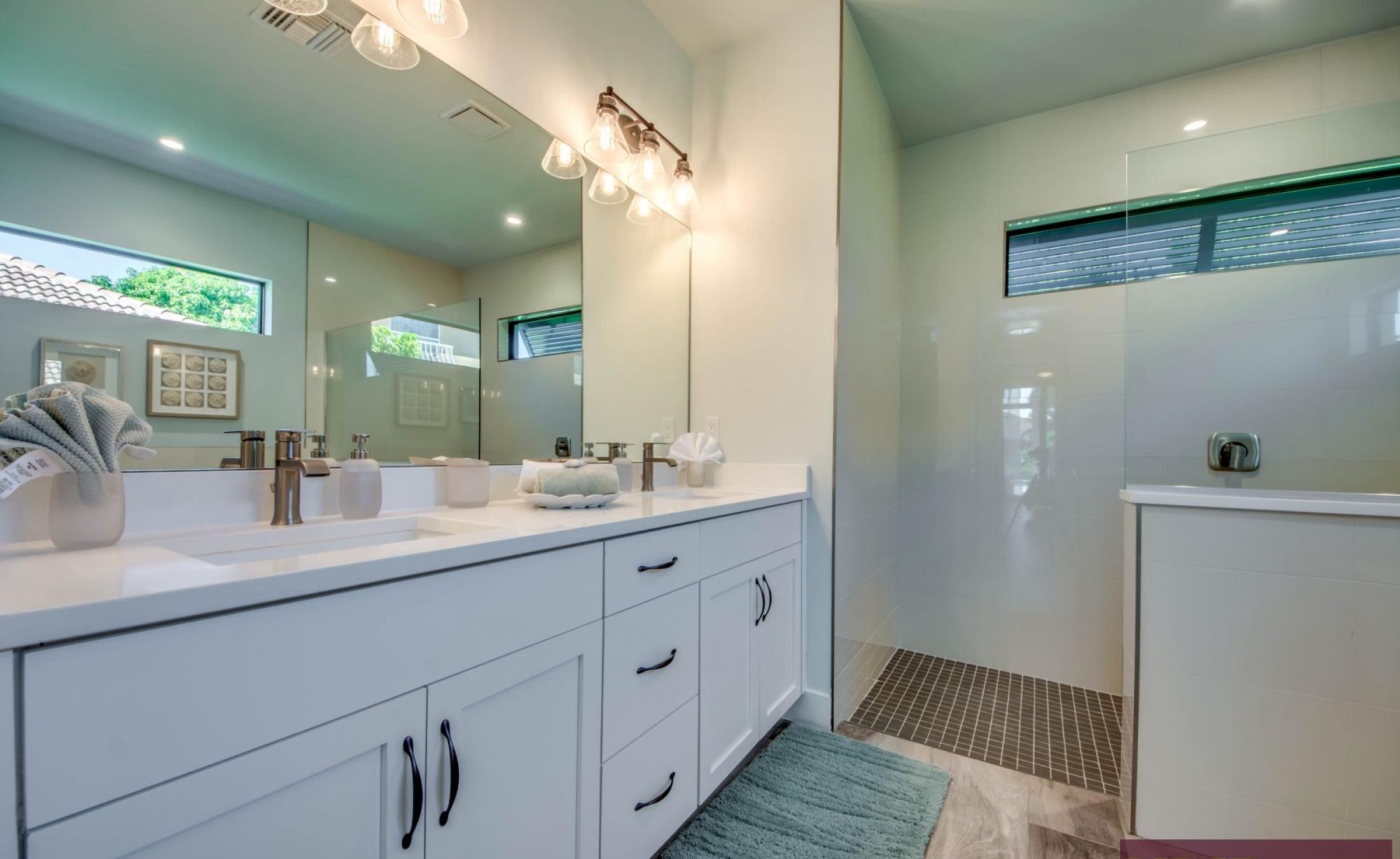 Privater Bootssteg am Kanal mit Bootslift.