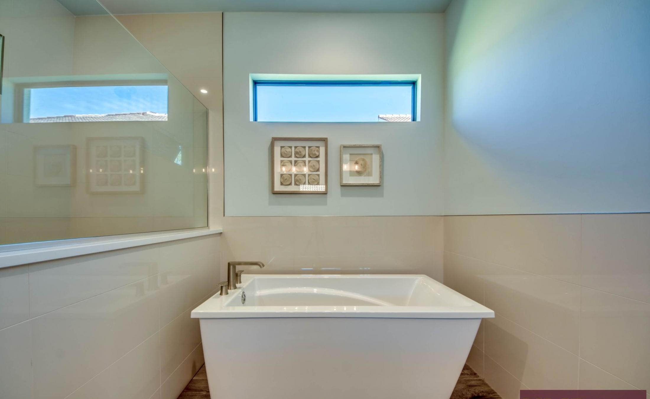 Außenbereich am Kanal mit Pool, Spa und privatem Bootsdock.