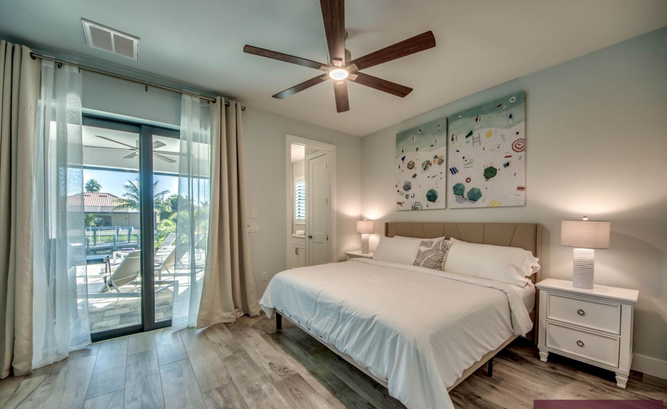 Villa am Kanal mit privatem Bootsdock, Pool und Spa.