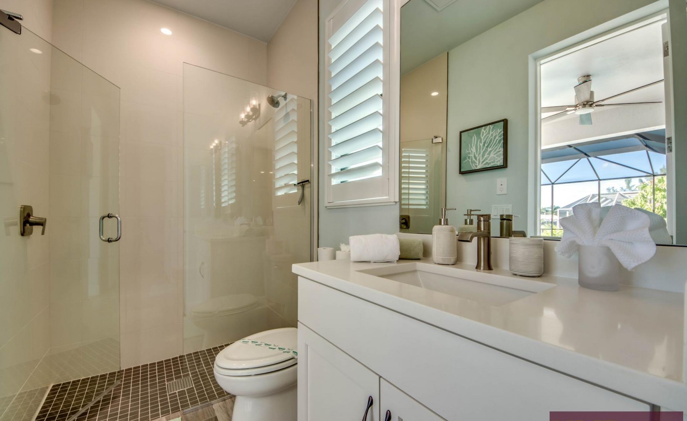 Elektrisch beheizter Pool mit Spa und Blick auf den Kanal.