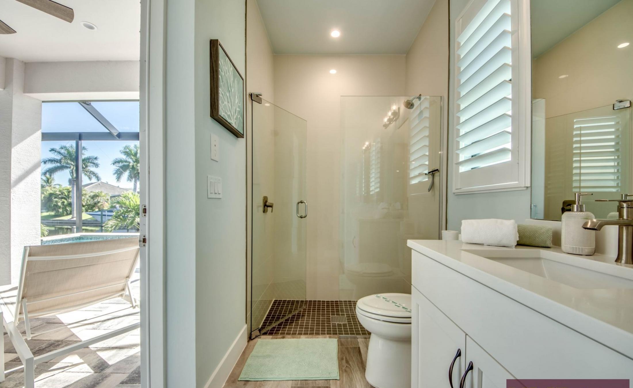 Elektrisch beheizter Pool mit Spa und privatem Bootsdock am Kanal