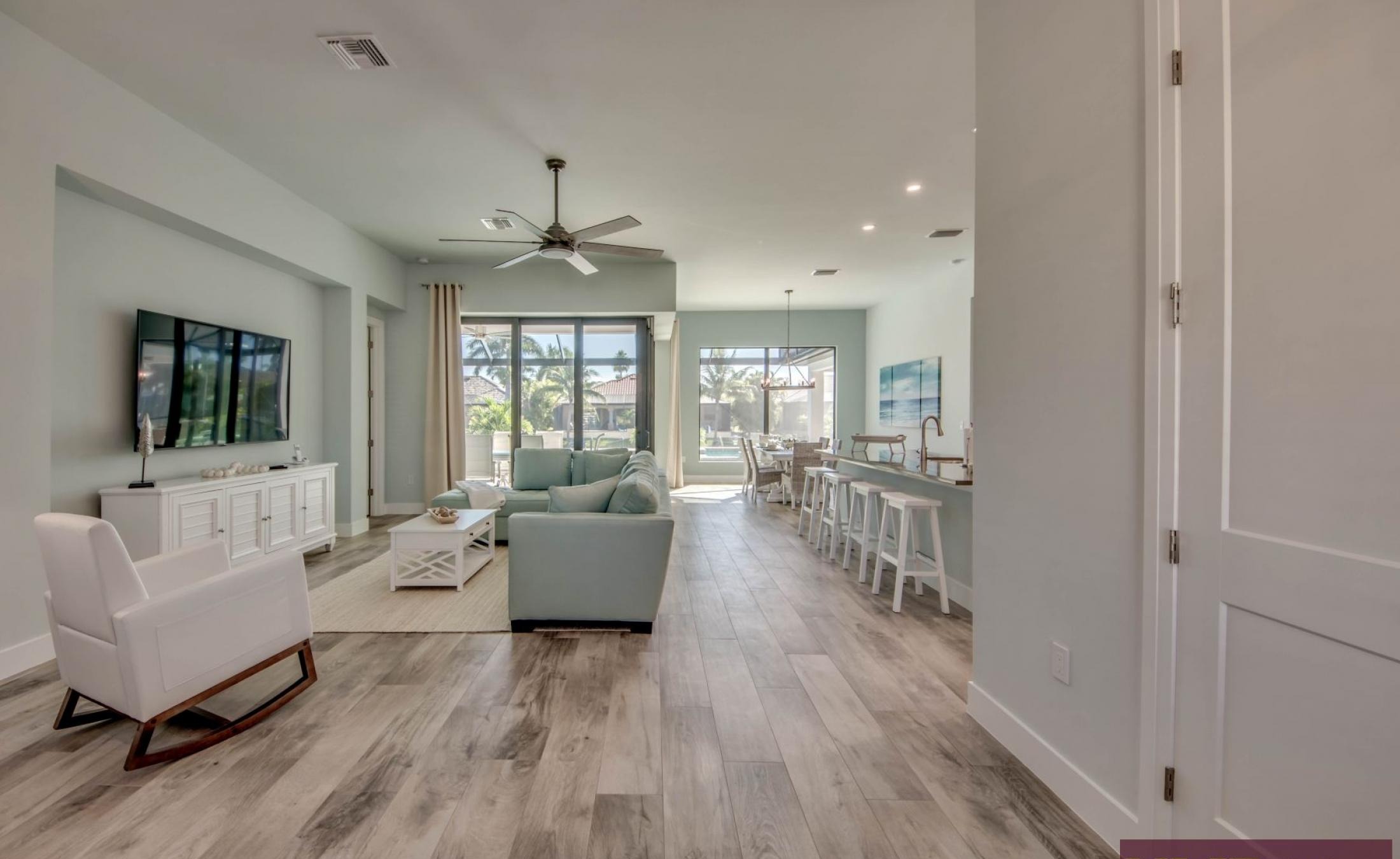 Elektrisch beheizter Pool mit Spa und Blick auf den Kanal mit Bootsdock.