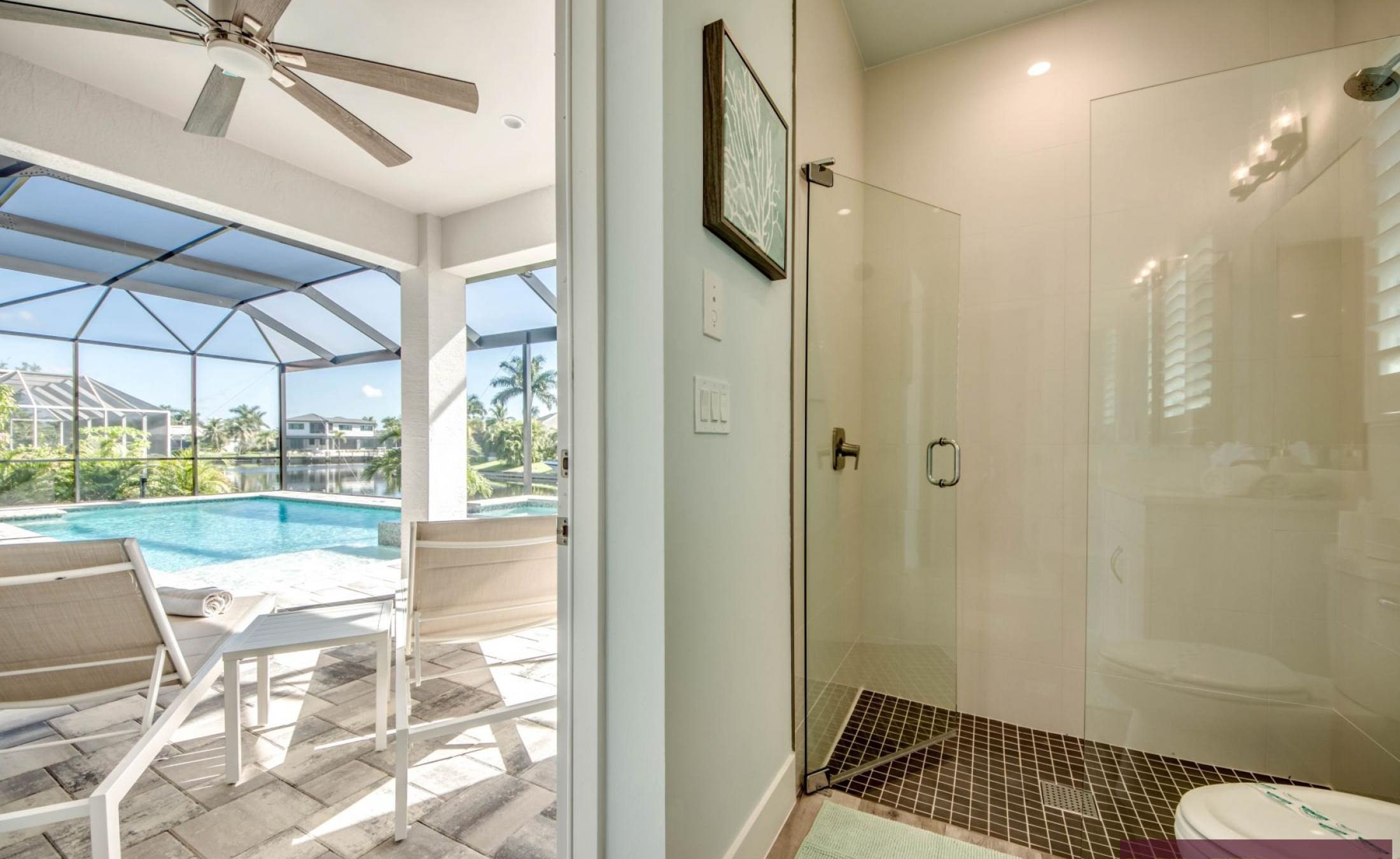 Elektrisch beheizter Pool mit Spa und Blick auf den Kanal.