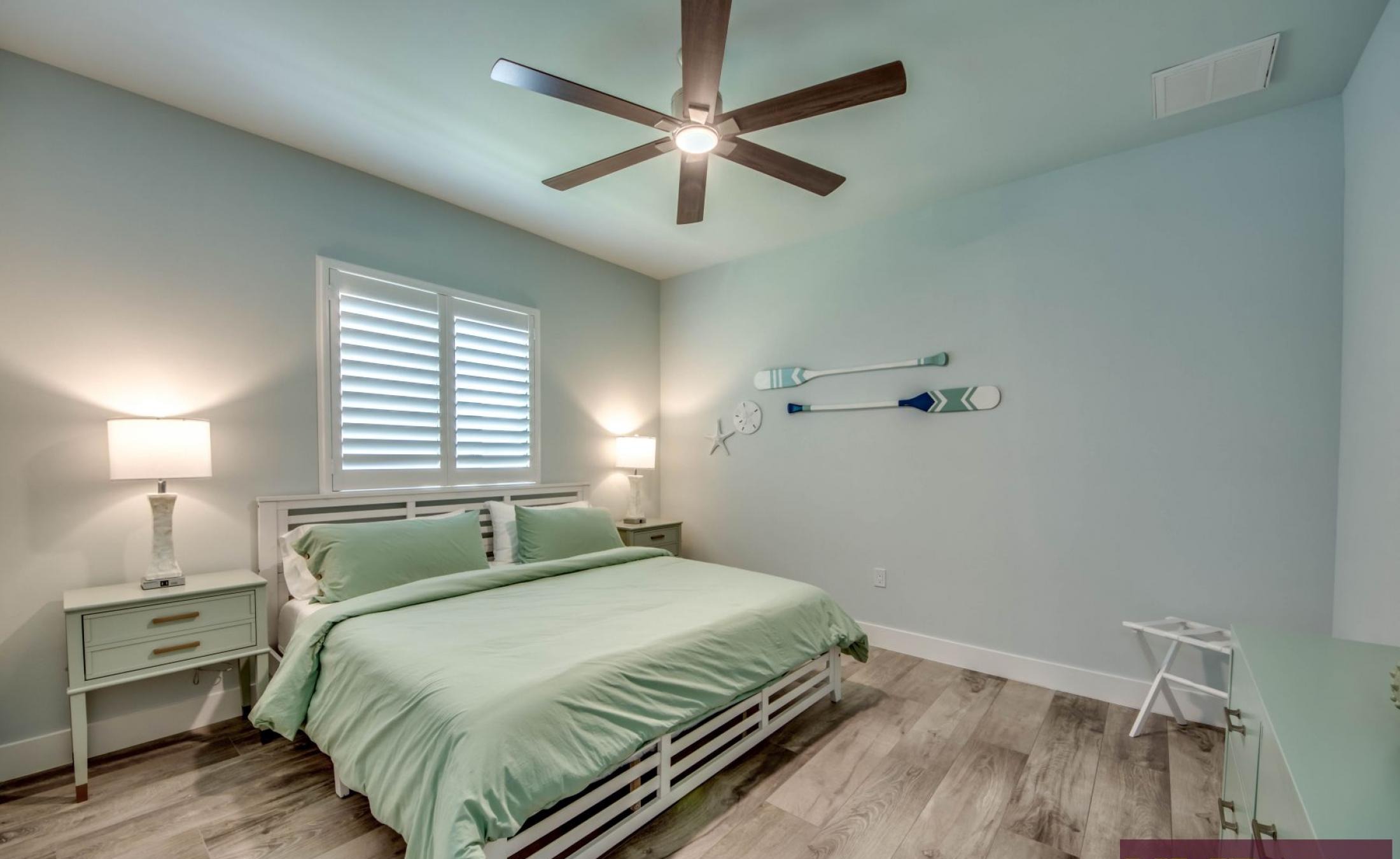 Poolbereich mit Blick auf den Kanal und privatem Bootsdock.