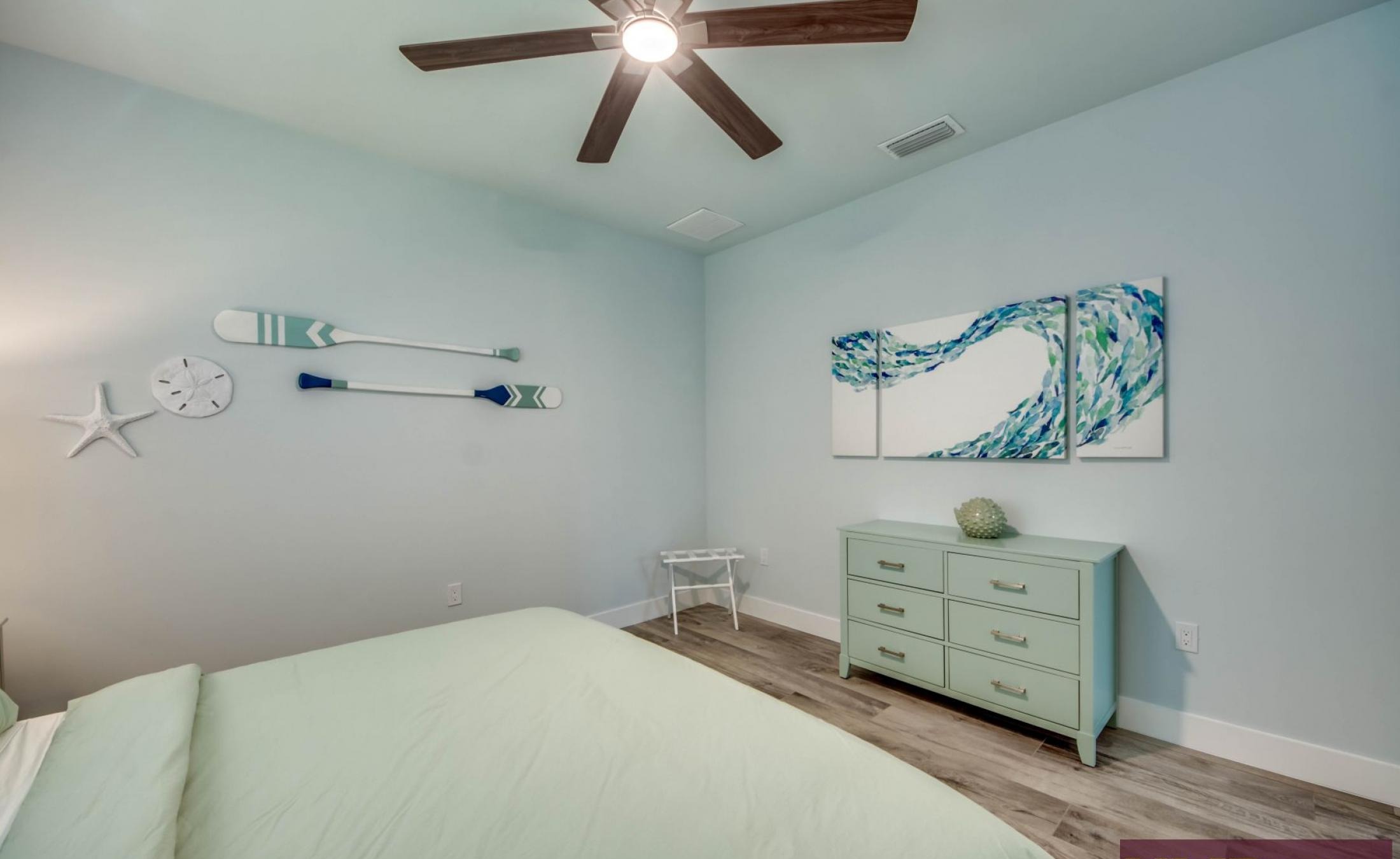 Privater Bootssteg mit Bootslift am Kanal.