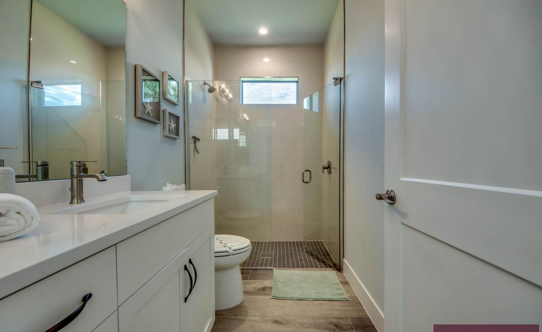 Elektrisch beheizter Pool mit Spa und Bootsdock am Kanal.