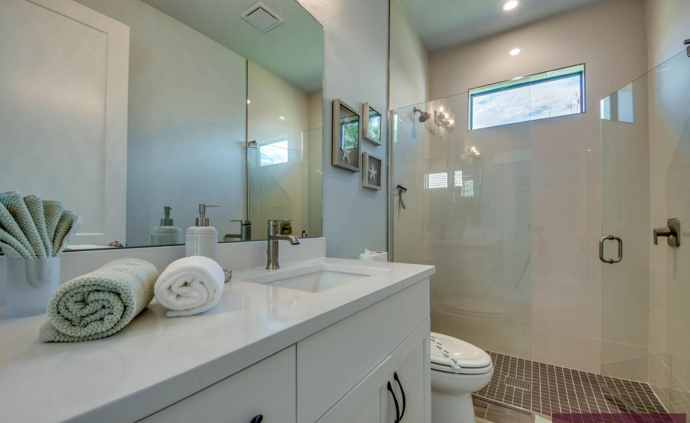 Privater Bootsdock mit Bootslift am Kanal.