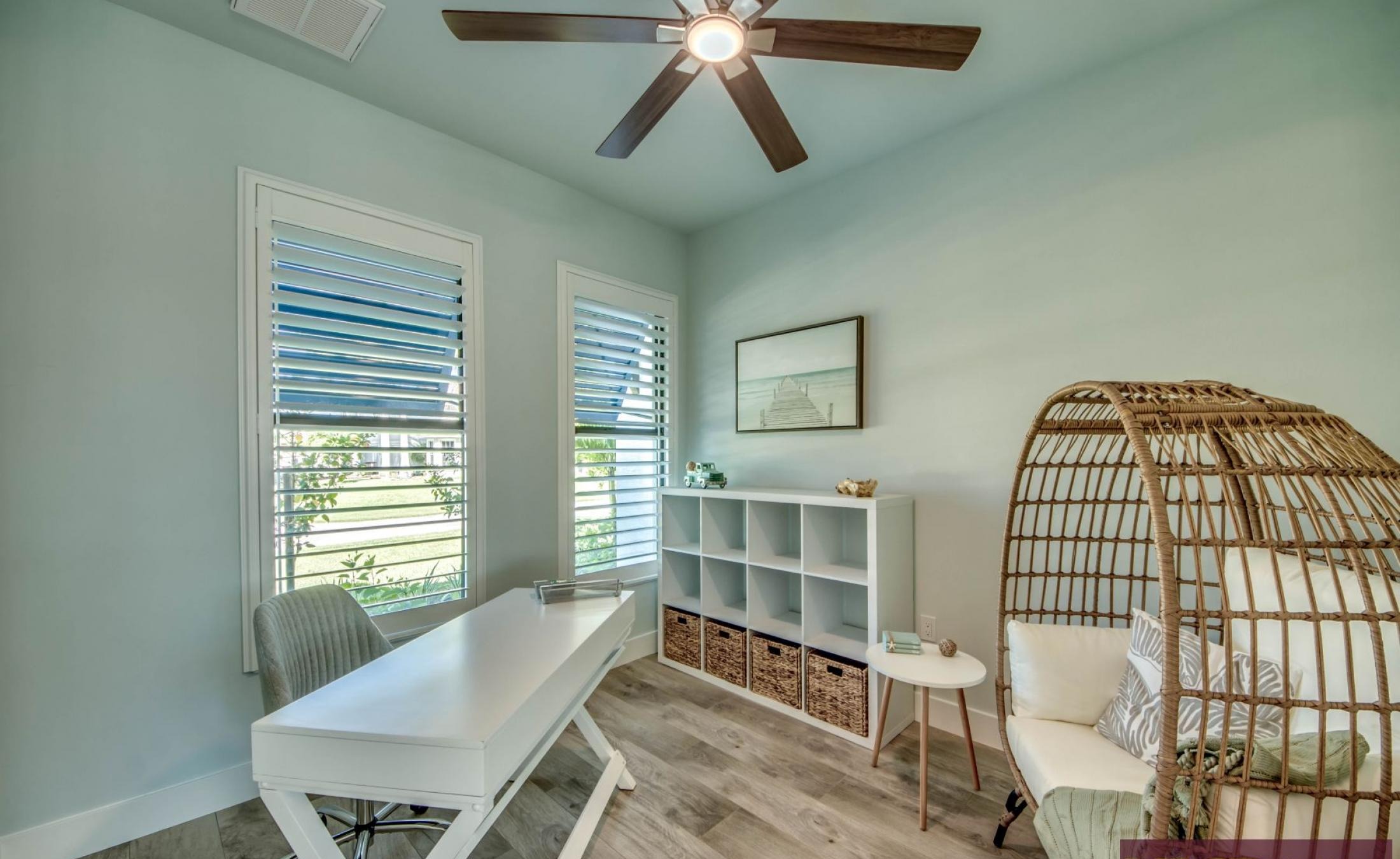 Elektrisch beheizter Pool mit Spa und Blick auf den Kanal.