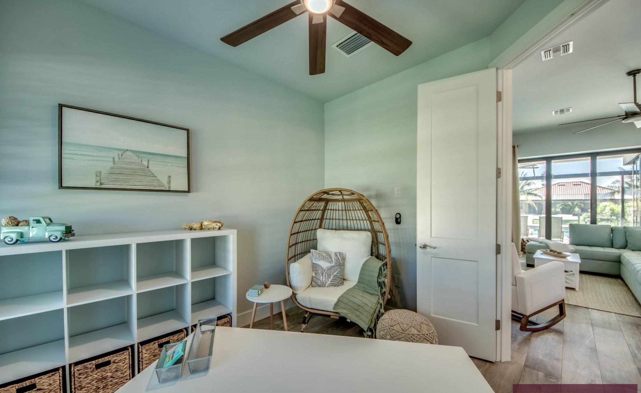 Elektrisch beheizter Pool mit Spa und Blick auf den Kanal.