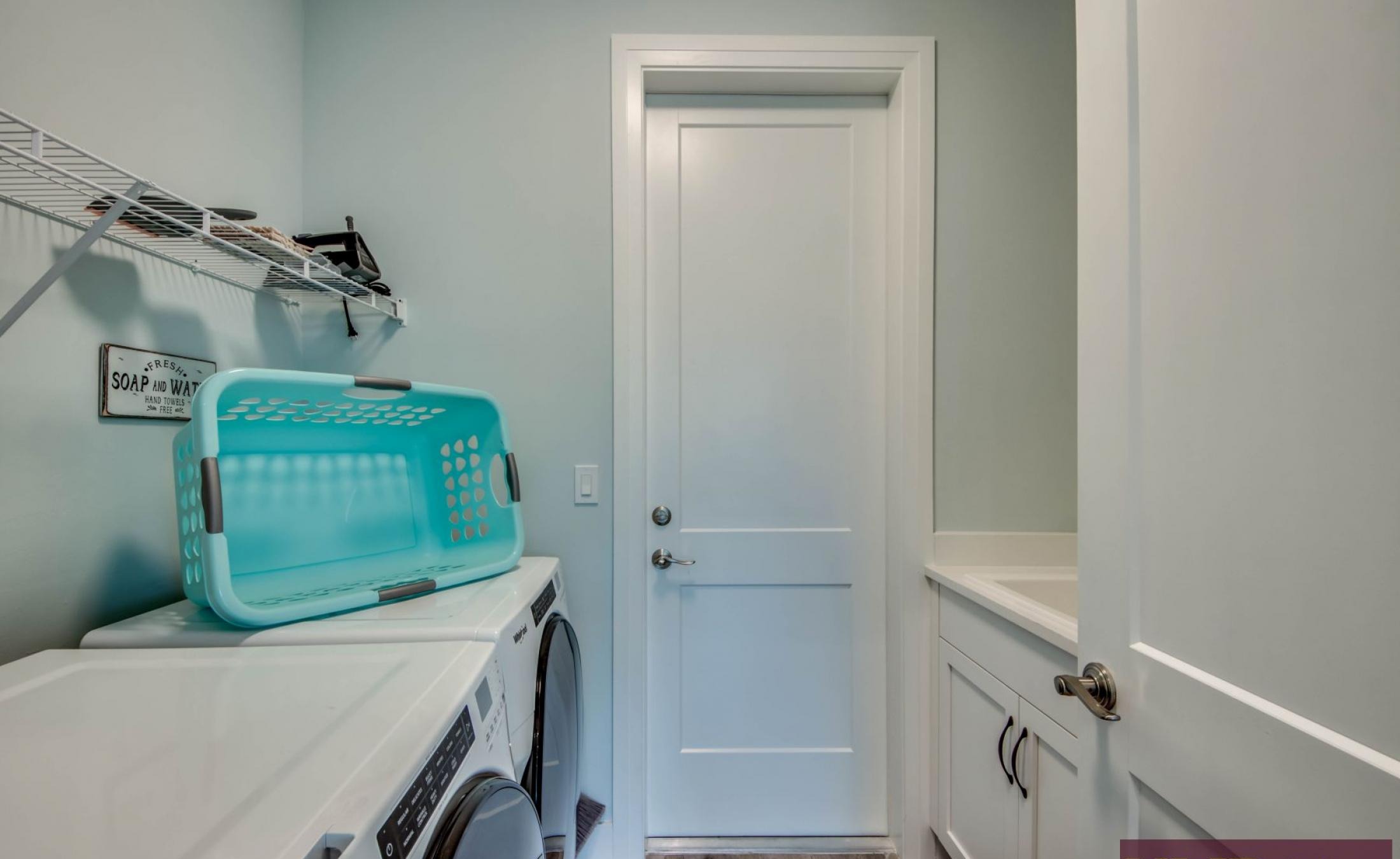 Außenbereich am Kanal mit privatem Bootsdock, Pool und Spa