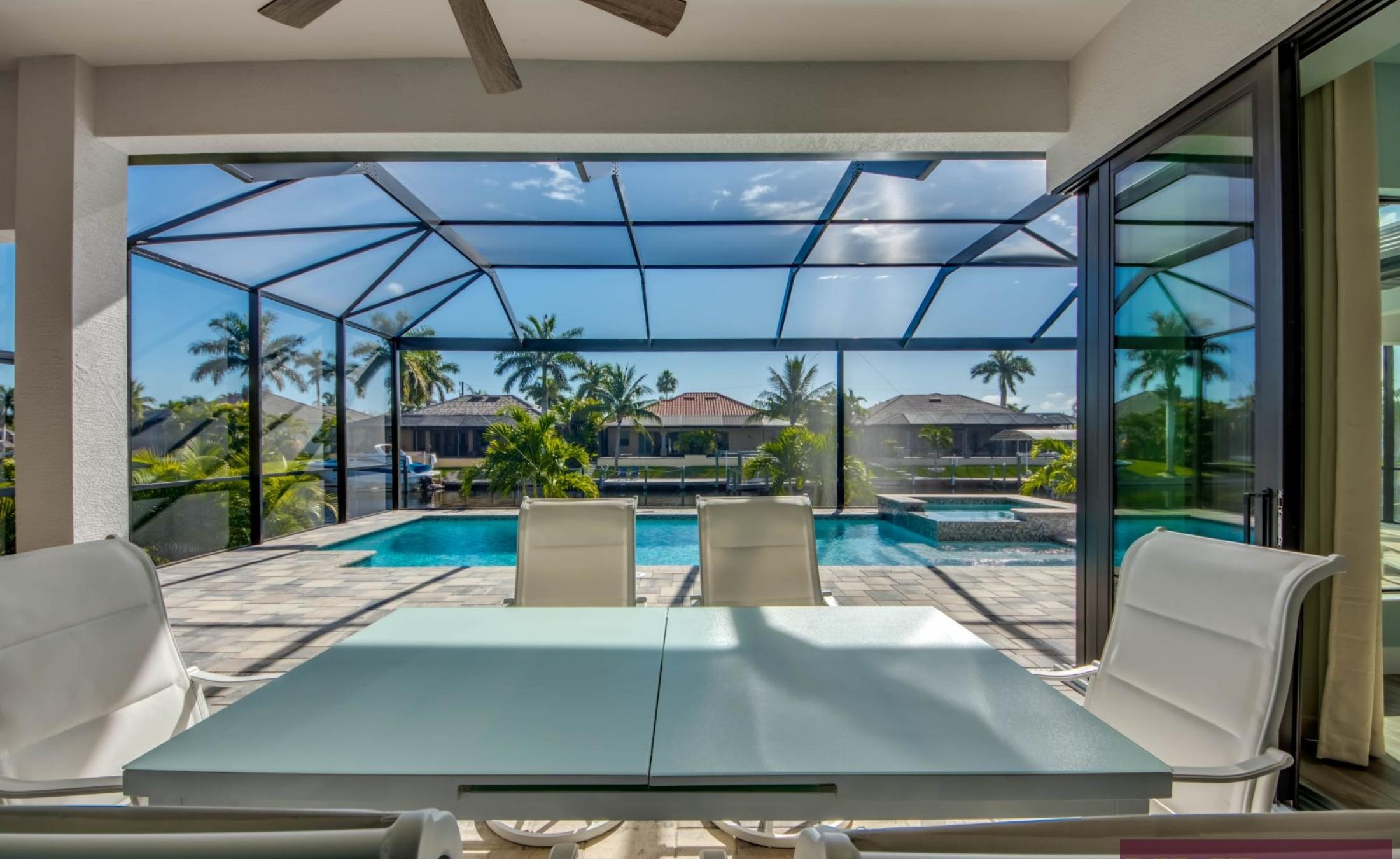 Privater Bootssteg mit Bootslift am Kanal (Gulf Access)