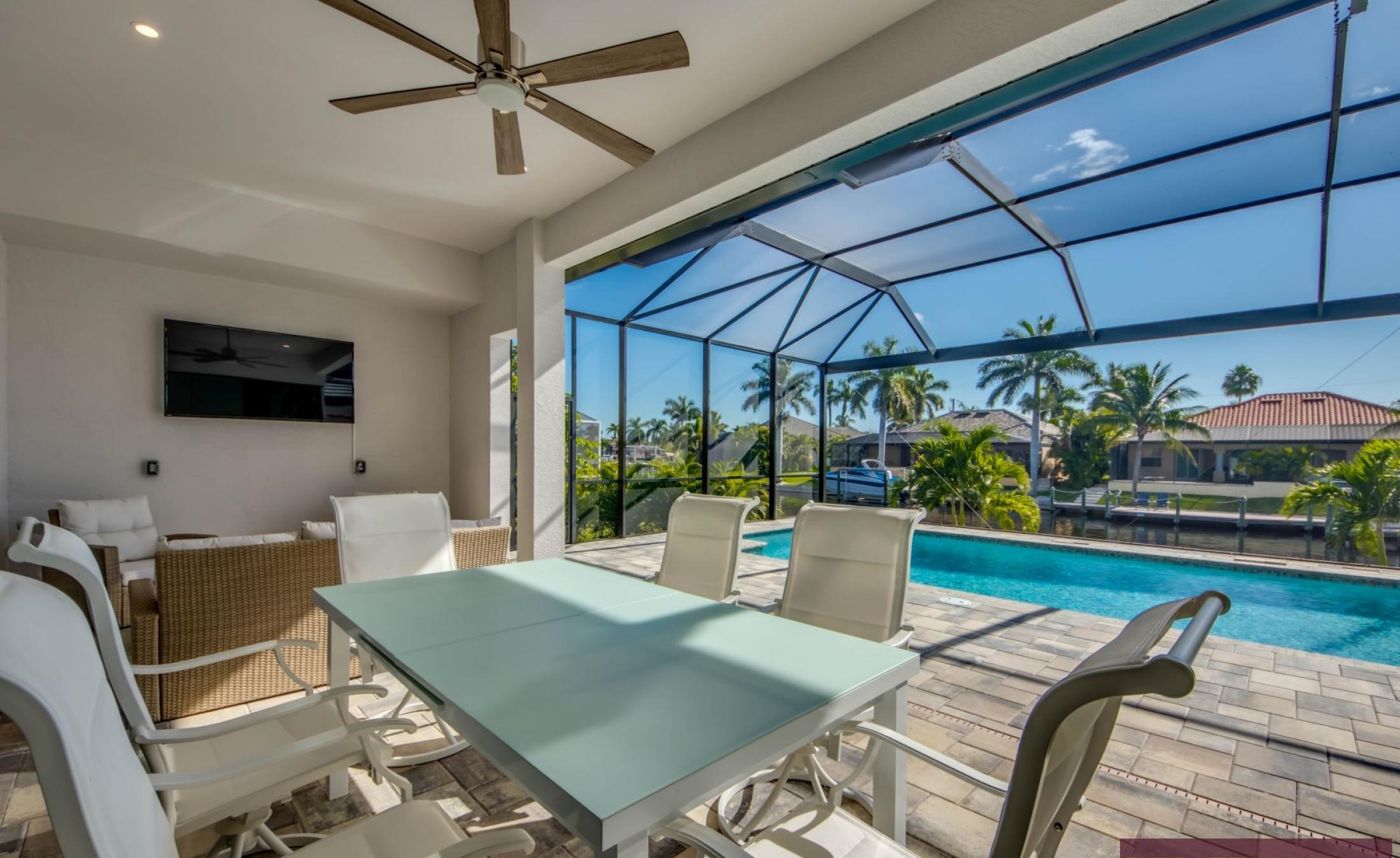 Privater Bootssteg mit Bootslift am Kanal hinter dem Haus.