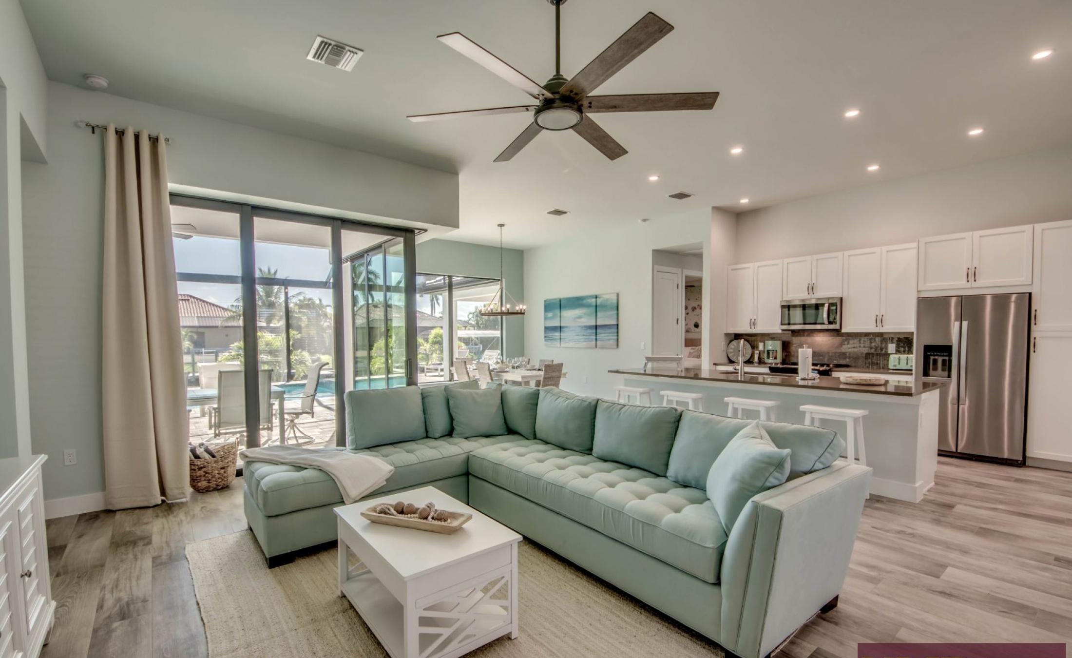 Privater Bootssteg mit Bootslift am Kanal.