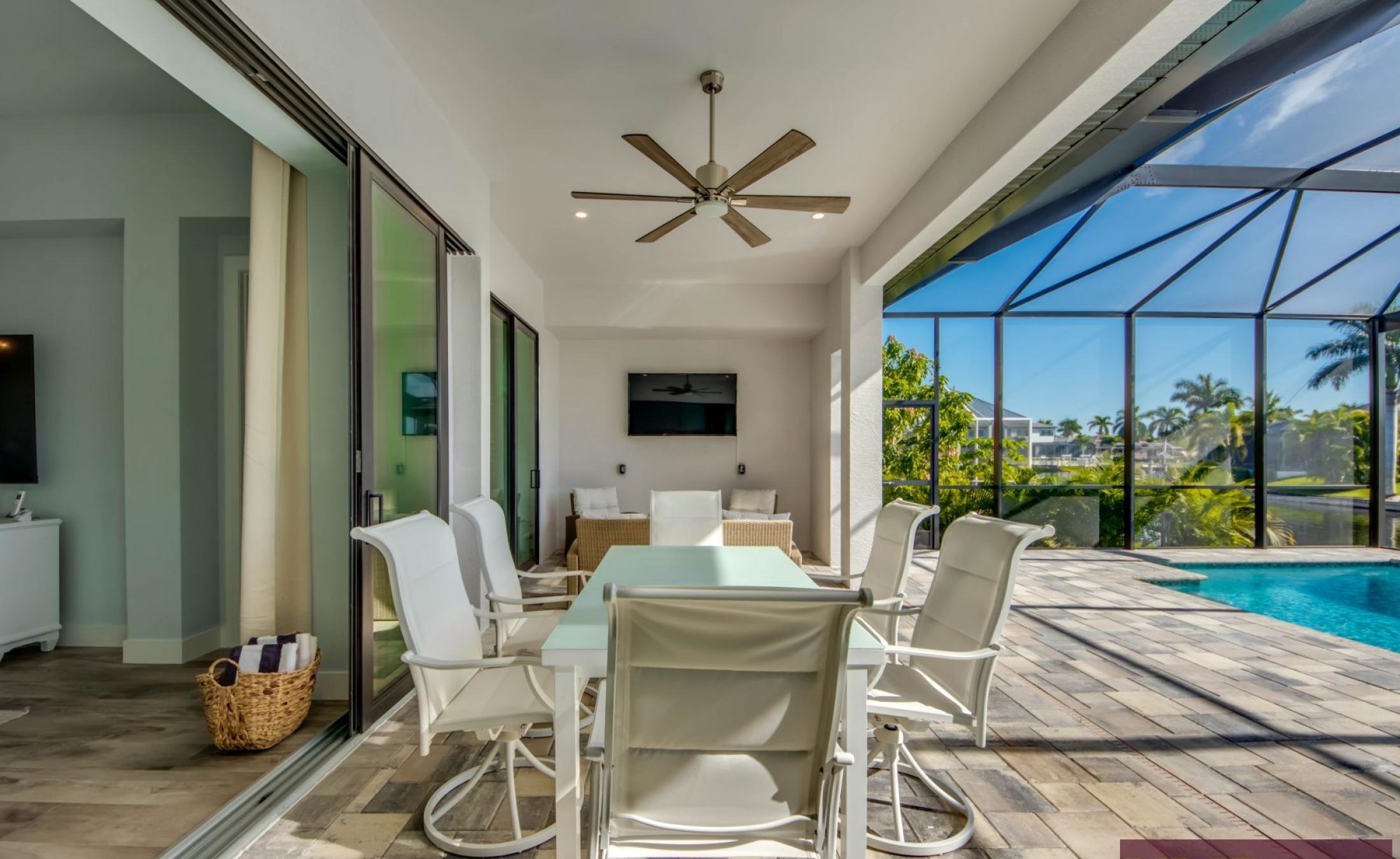 Elektrisch beheizter Pool mit Spa und Blick auf den Kanal.