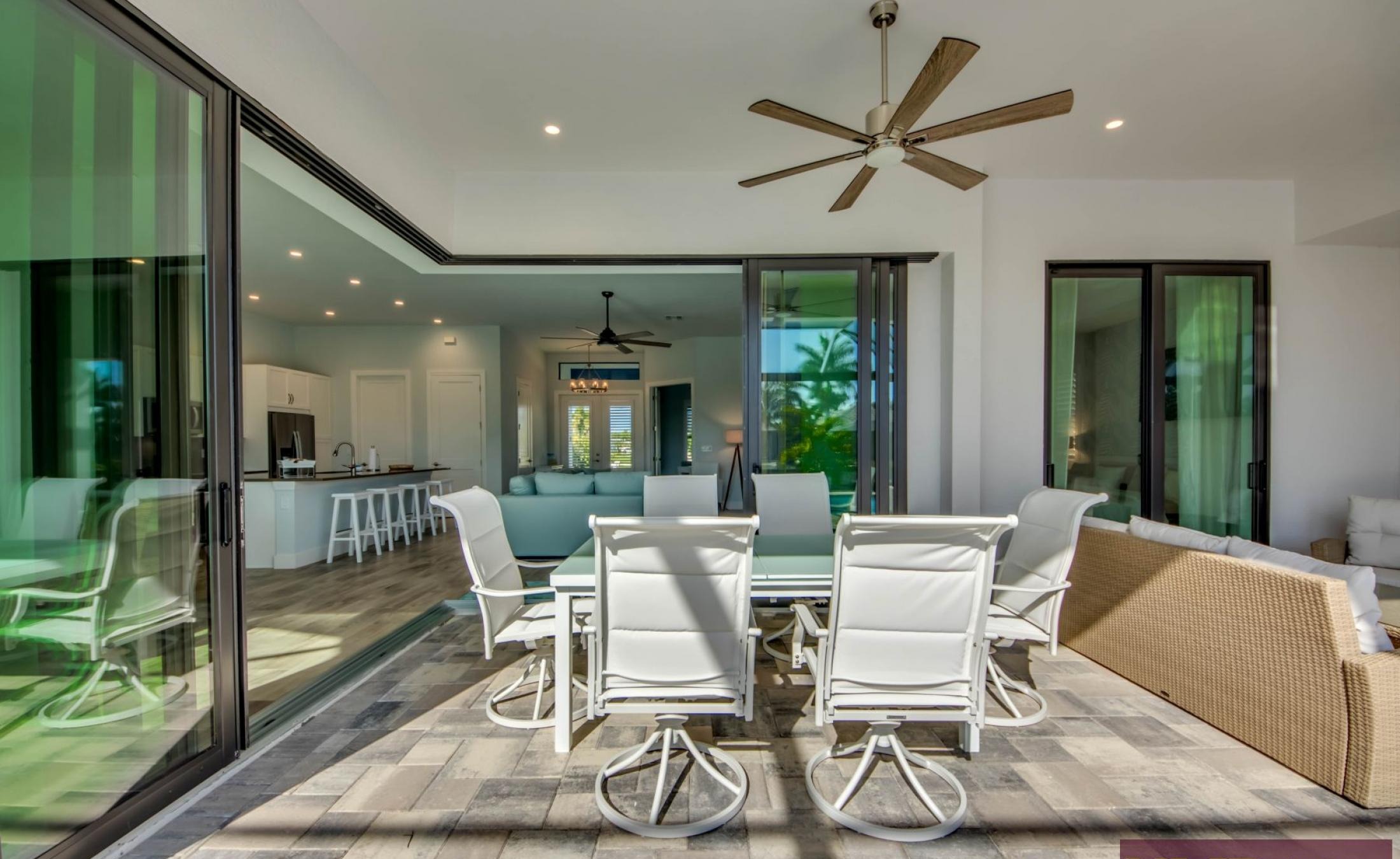 Außenbereich am Kanal mit privatem Bootsdock und Bootslift, Pool und Spa.