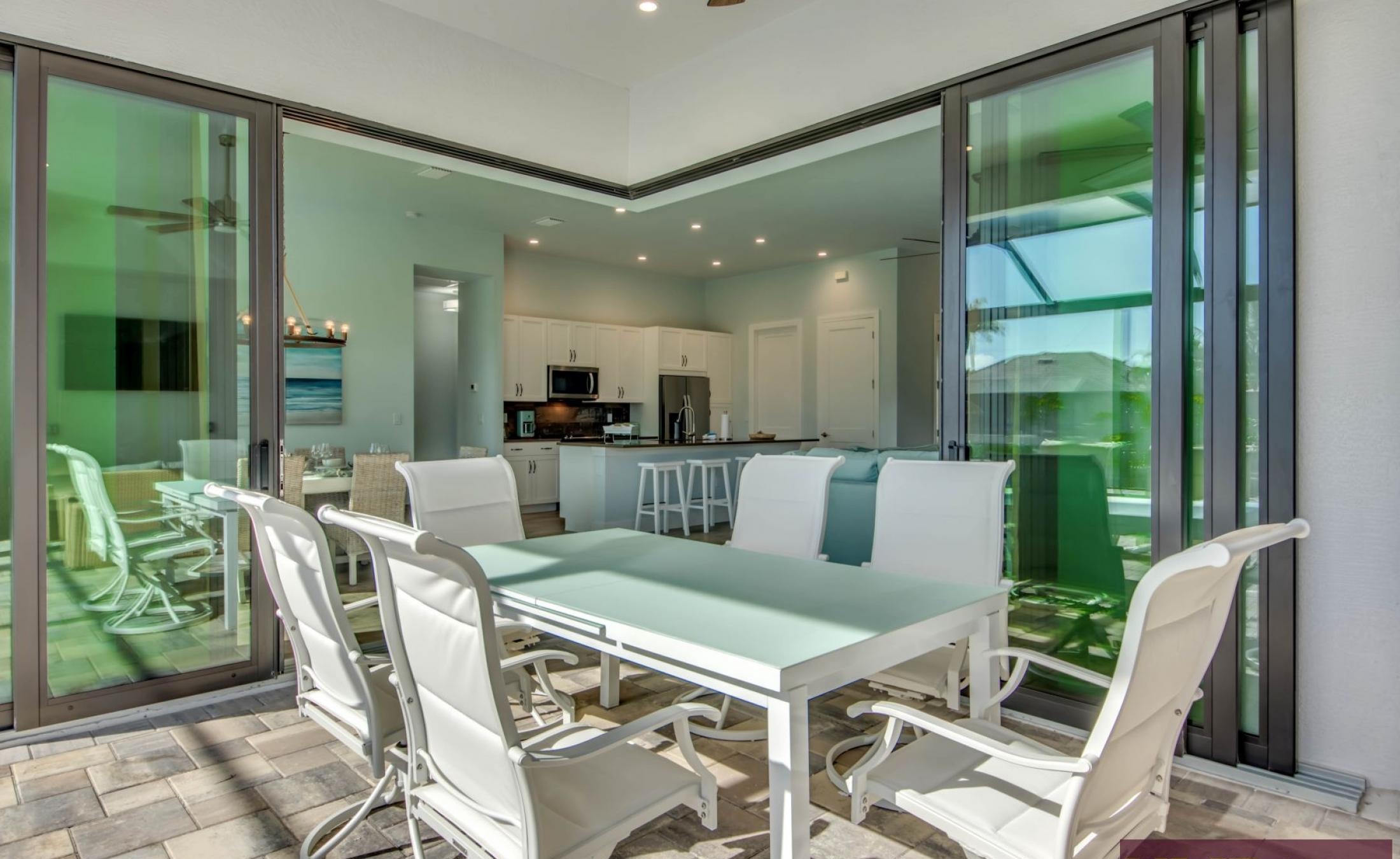 Elektrisch beheizter Pool mit Spa und Blick auf den Kanal mit privatem Bootsdock.