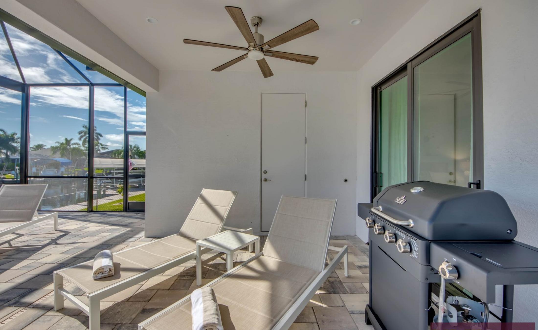 Privater Bootssteg am Kanal mit Bootslift.