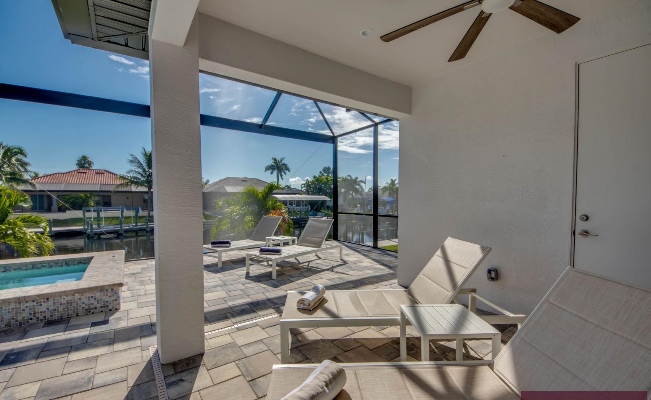 Privater Bootssteg am Kanal mit Bootslift.