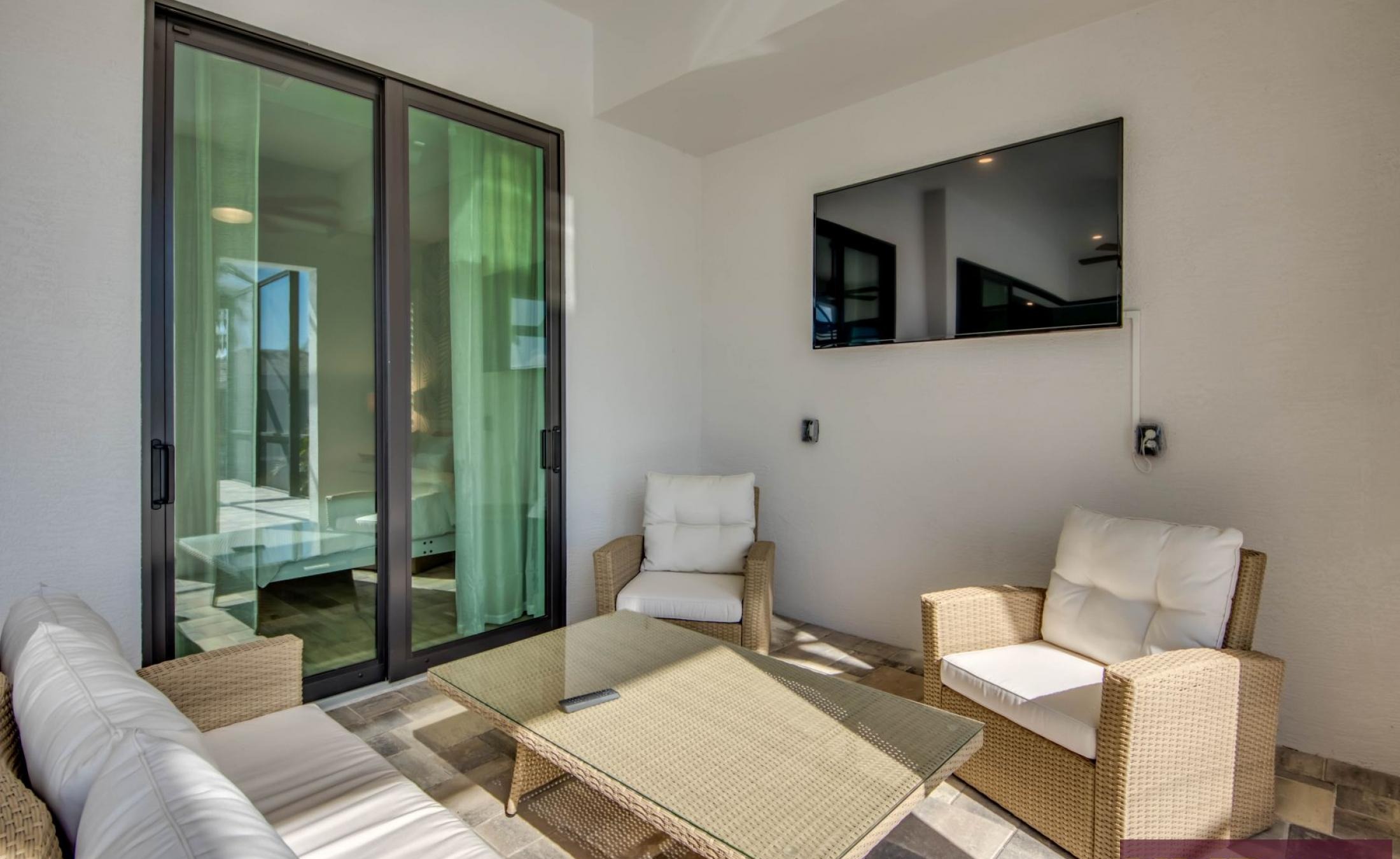 Elektrisch beheizter Pool mit Spa und privatem Bootsdock am Kanal.