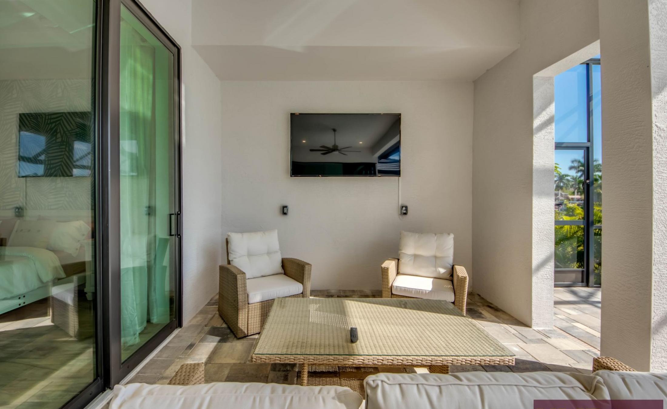 Elektrisch beheizter Pool mit Spa und Blick auf den Kanal.